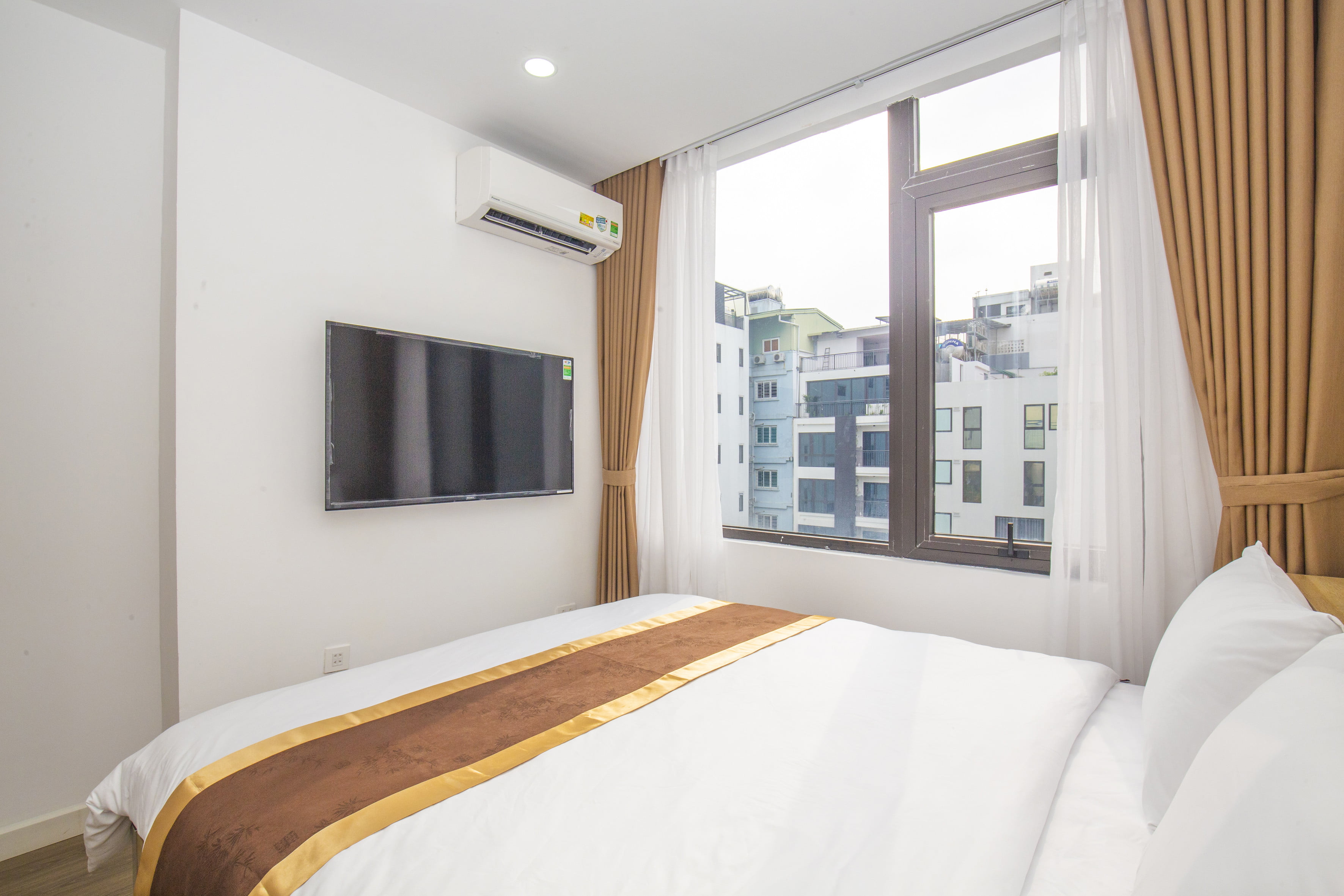 Cho thuê căn hộ dịch vụ 2 phòng ngủ có ban công tại 81 Linh Lang