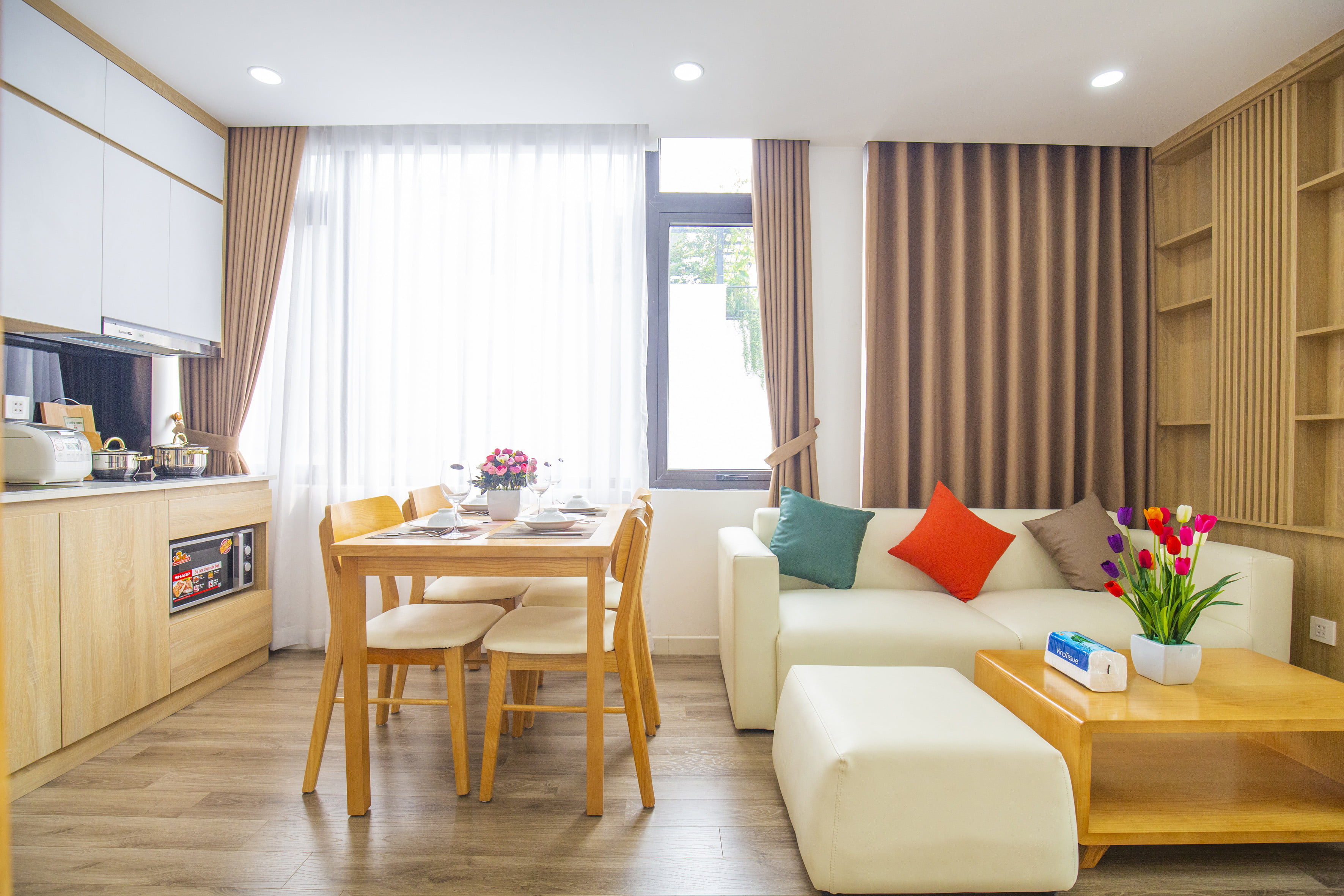 Cho thuê căn hộ dịch vụ 2 phòng ngủ có ban công tại 81 Linh Lang