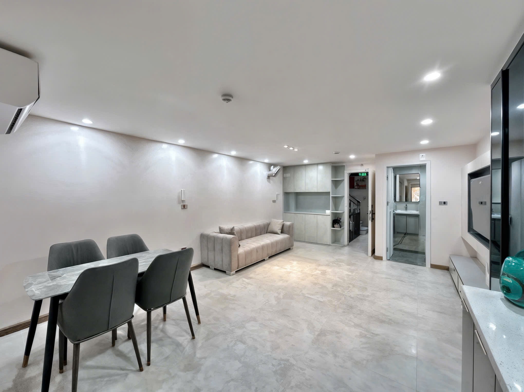 Căn hộ dịch vụ 1 phòng ngủ tầng cao rộng 90m2 tại Tô Ngọc Vân, Tây Hồ