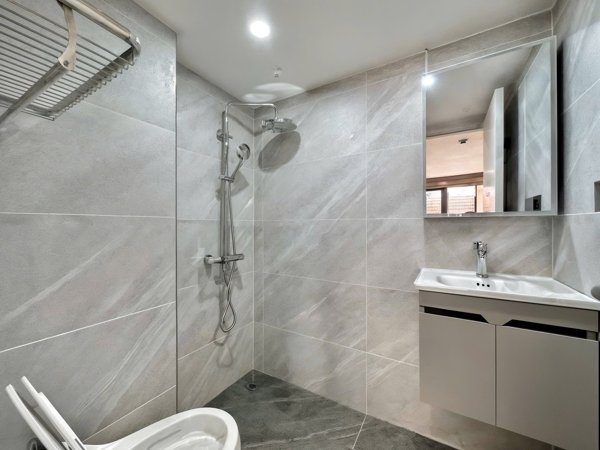 Căn hộ dịch vụ 1 phòng ngủ tầng cao rộng 90m2 tại Tô Ngọc Vân, Tây Hồ