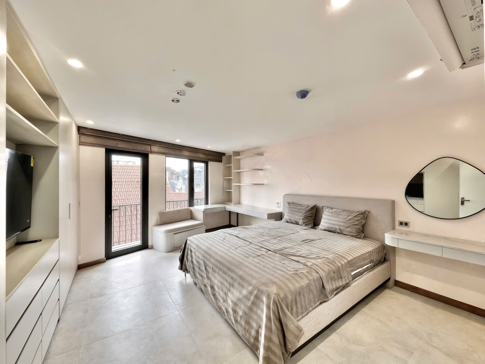 Căn hộ dịch vụ 1 phòng ngủ tầng cao rộng 90m2 tại Tô Ngọc Vân, Tây Hồ