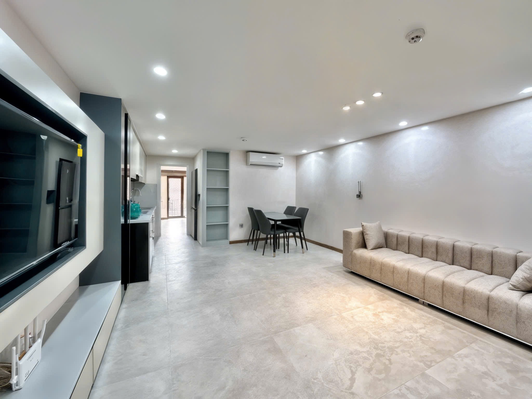 Căn hộ dịch vụ 1 phòng ngủ tầng cao rộng 90m2 tại Tô Ngọc Vân, Tây Hồ