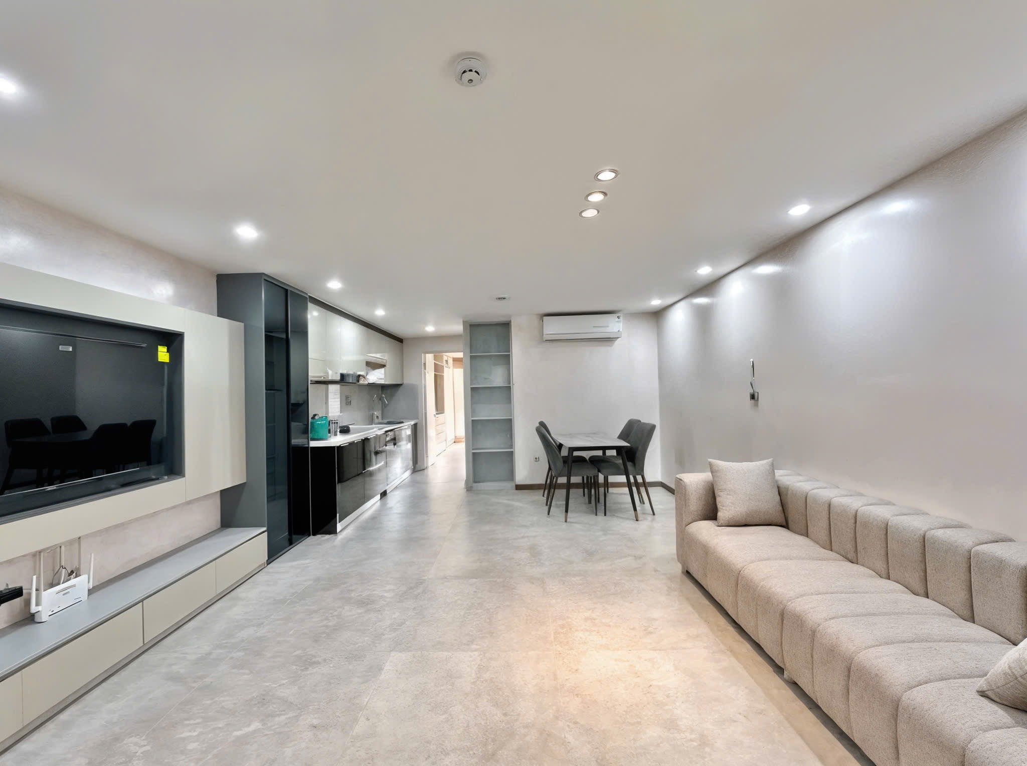 Căn hộ dịch vụ 1 phòng ngủ tầng cao rộng 90m2 tại Tô Ngọc Vân, Tây Hồ