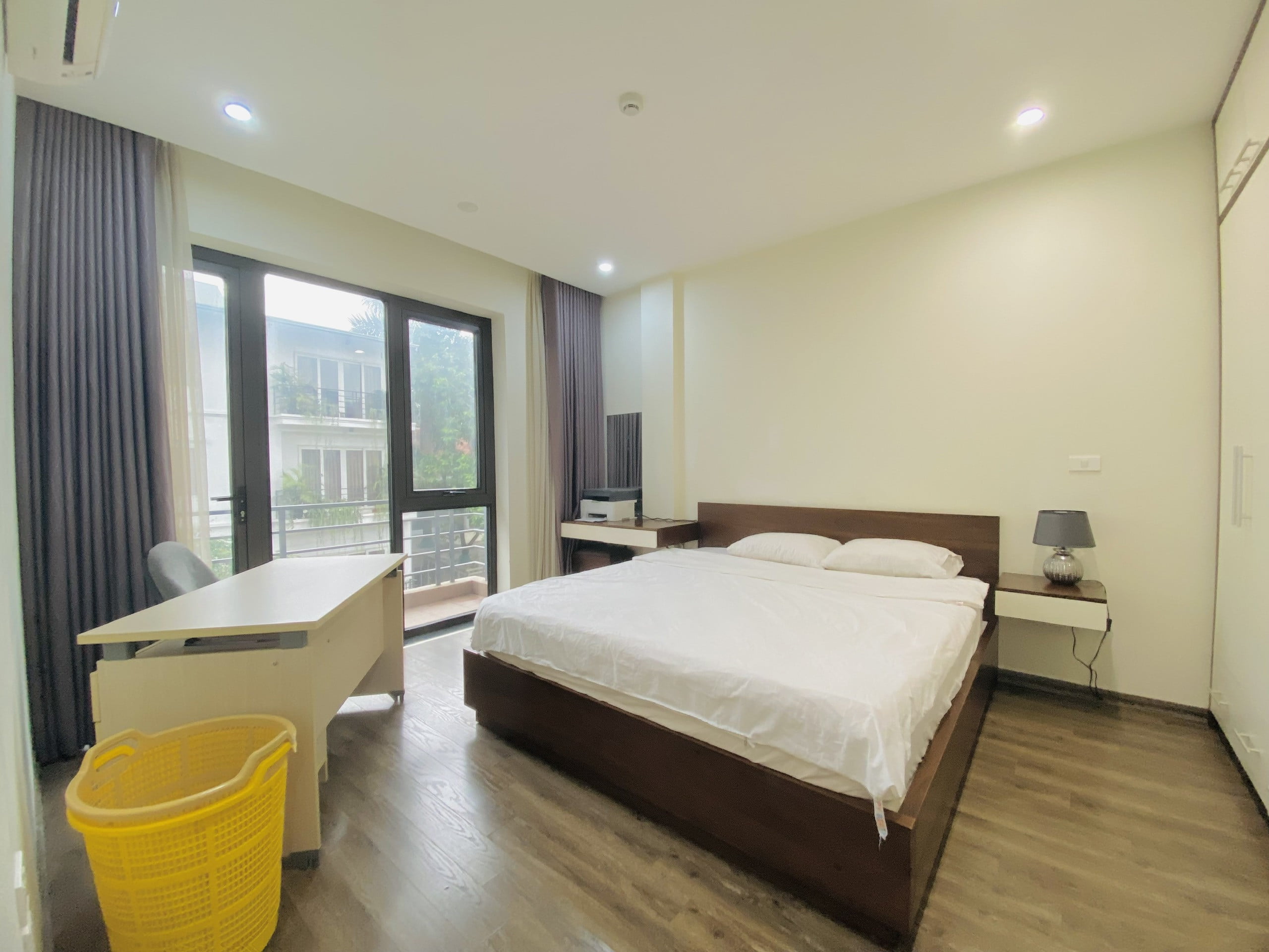 Cho thuê căn hộ dịch vụ 1 phòng ngủ tại 21 Tô Ngọc Vân có ban công đầy đủ nội thất