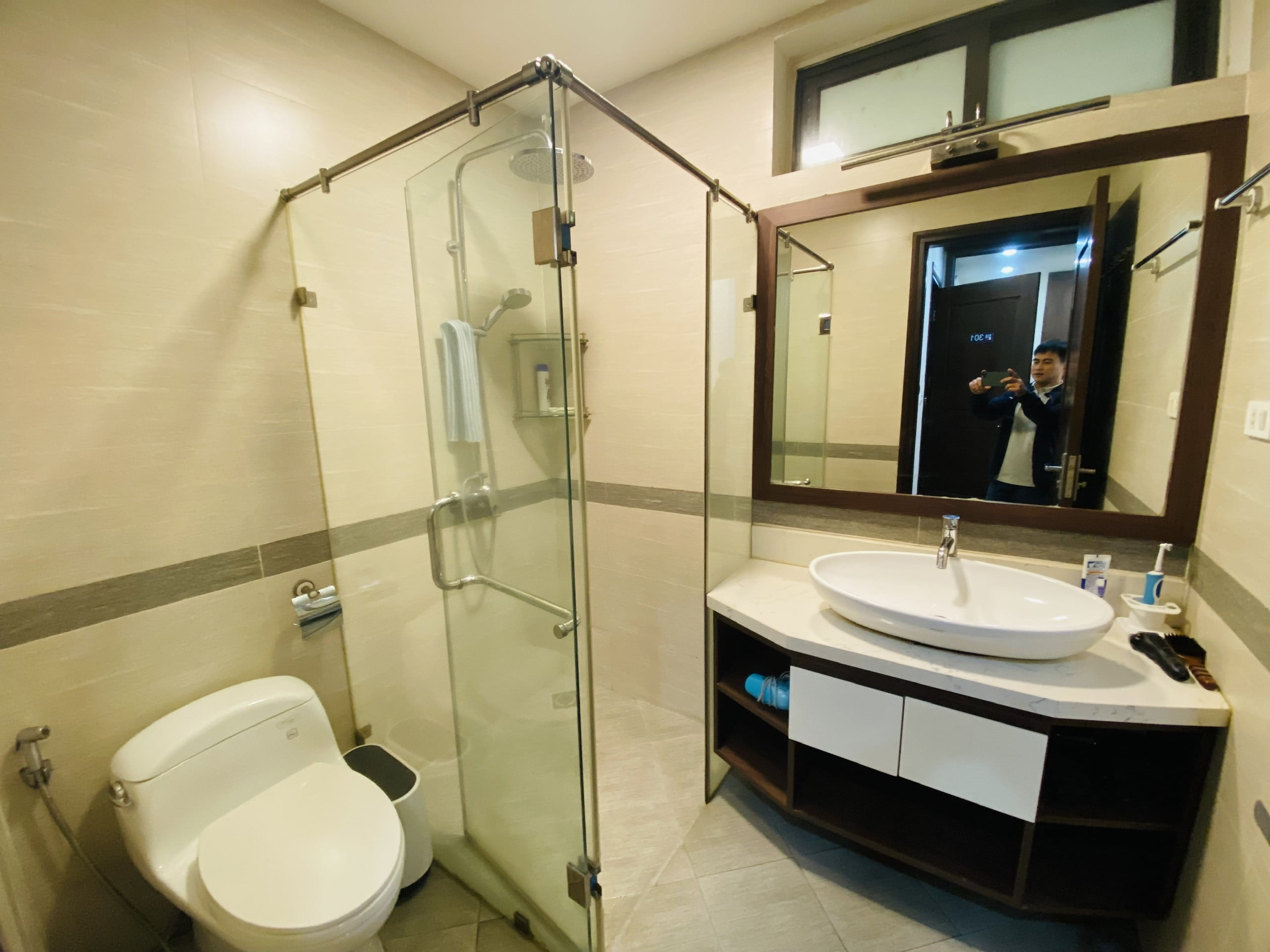 Cho thuê căn hộ dịch vụ 1 phòng ngủ tại 21 Tô Ngọc Vân có ban công đầy đủ nội thất