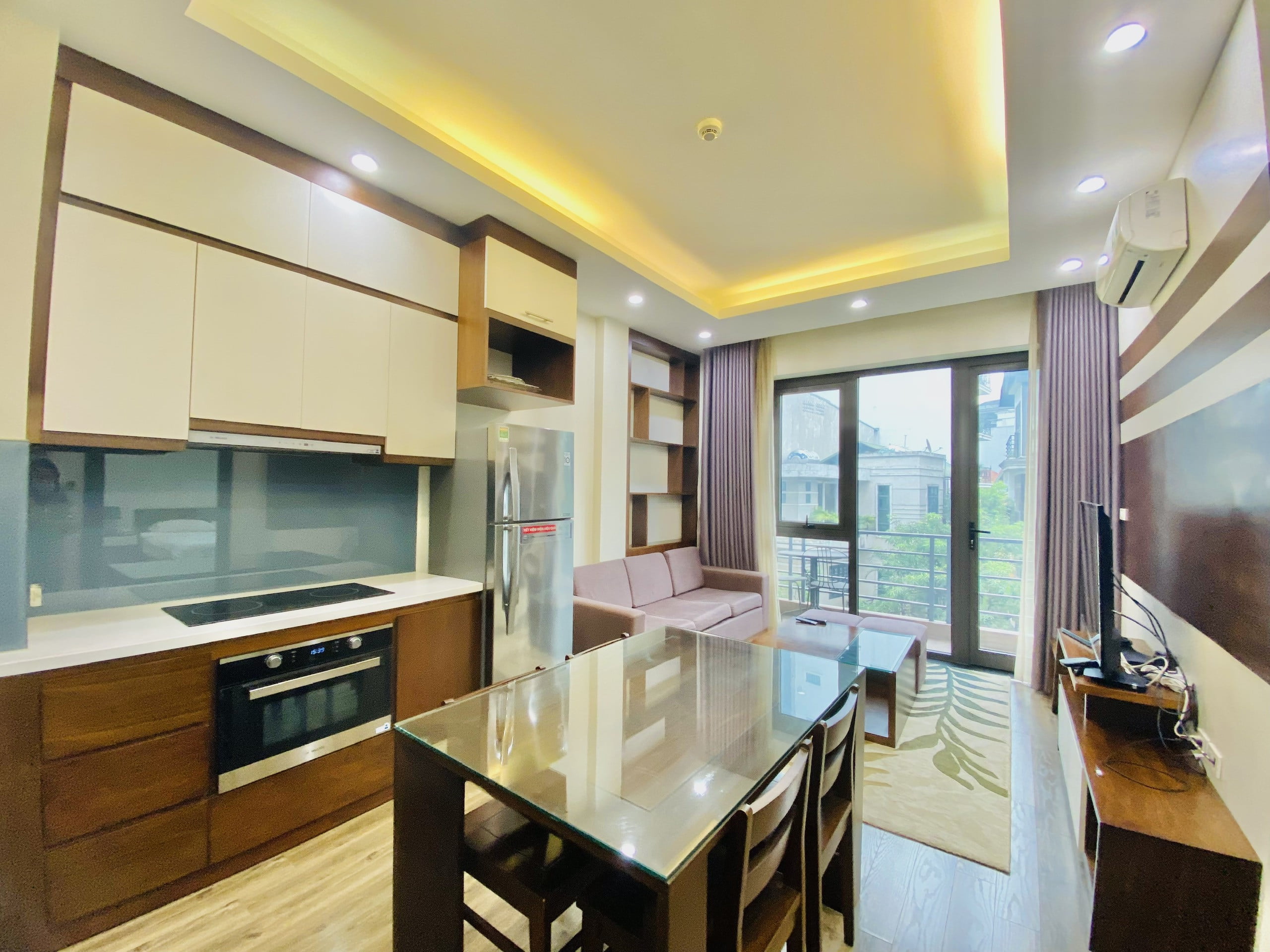 Cho thuê căn hộ dịch vụ 1 phòng ngủ tại 21 Tô Ngọc Vân có ban công đầy đủ nội thất