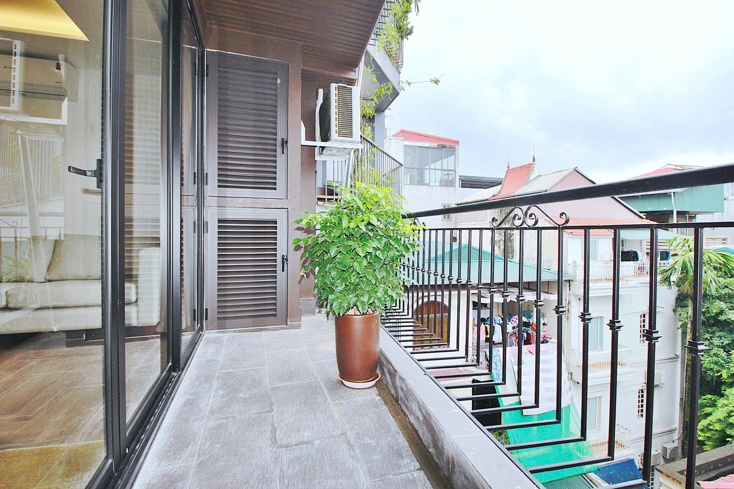 Cho thuê Căn hộ dịch vụ 2 phòng ngủ view Hồ Tây – Đặng Thai Mai