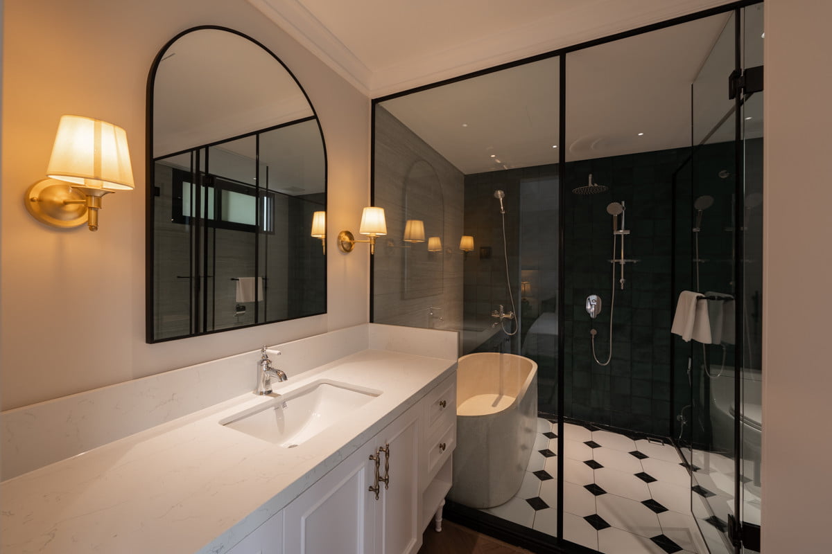 Căn Hộ 4 Phòng Ngủ View Toàn Cảnh Hồ Tây Với Ban Công Rộng 150m2