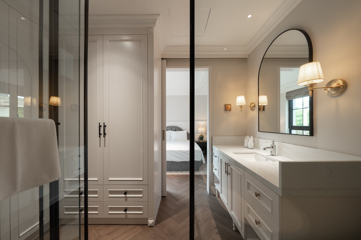 Căn Hộ 4 Phòng Ngủ View Toàn Cảnh Hồ Tây Với Ban Công Rộng 150m2