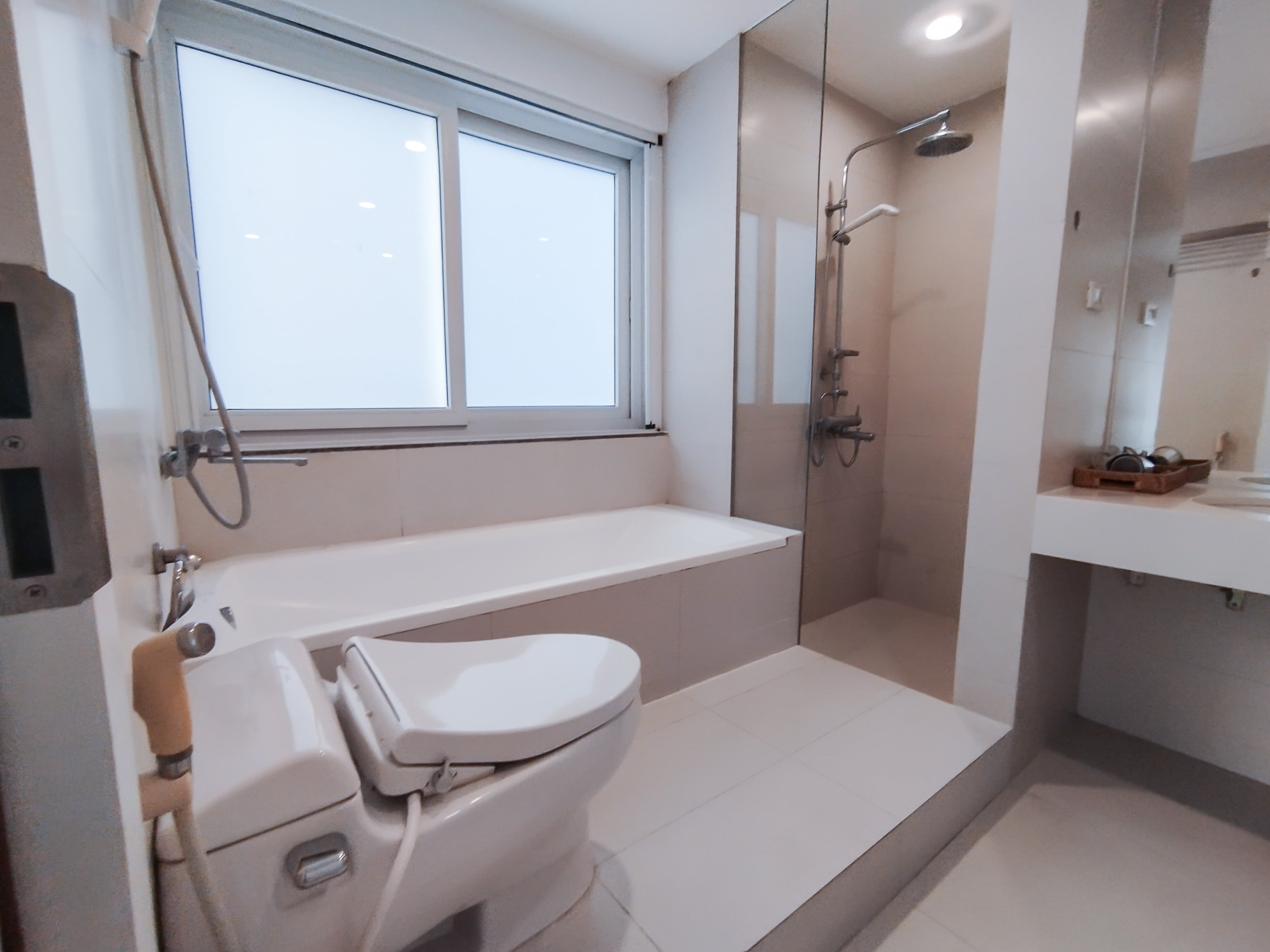 Căn Hộ 2 Ngủ 2 Vệ Sinh Phù Hợp Cho Gia Đình Tại Hồ Tây