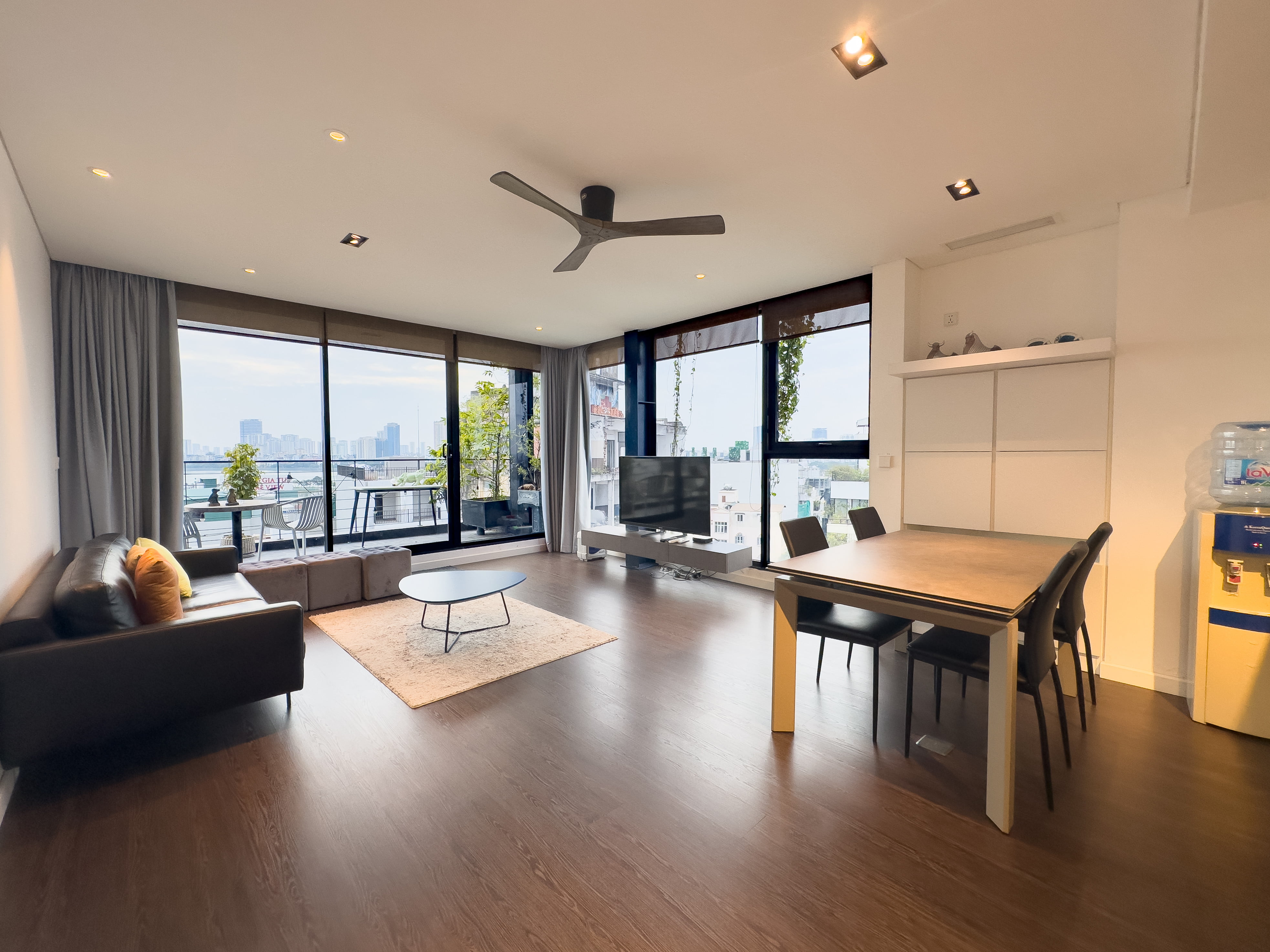 Căn Hộ 3 Phòng Ngủ 180m2 Cao Cấp Với Ban Công Rộng Và Quầy Bar Hiện Đại
