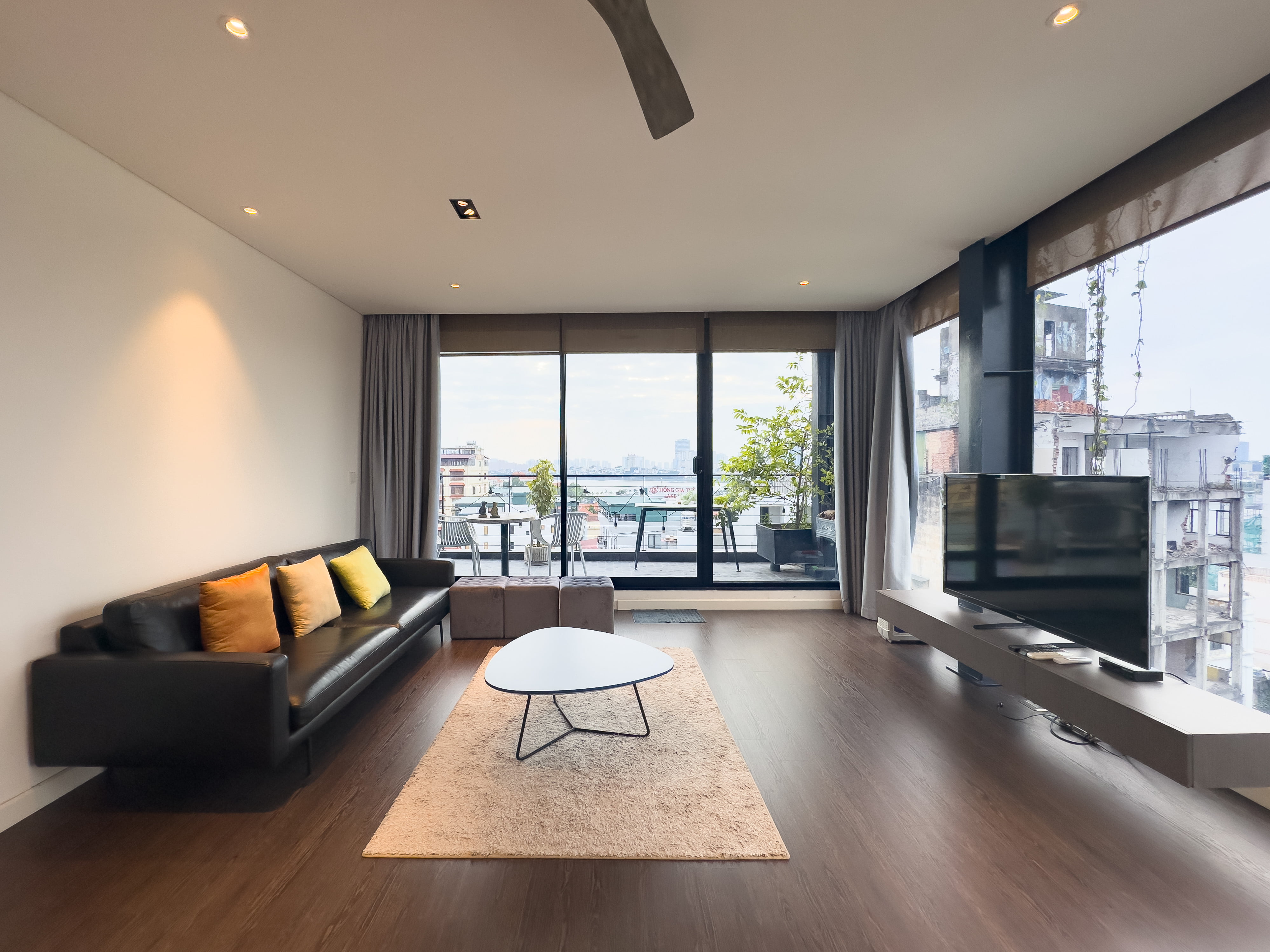 Căn Hộ 3 Phòng Ngủ 180m2 Cao Cấp Với Ban Công Rộng Và Quầy Bar Hiện Đại