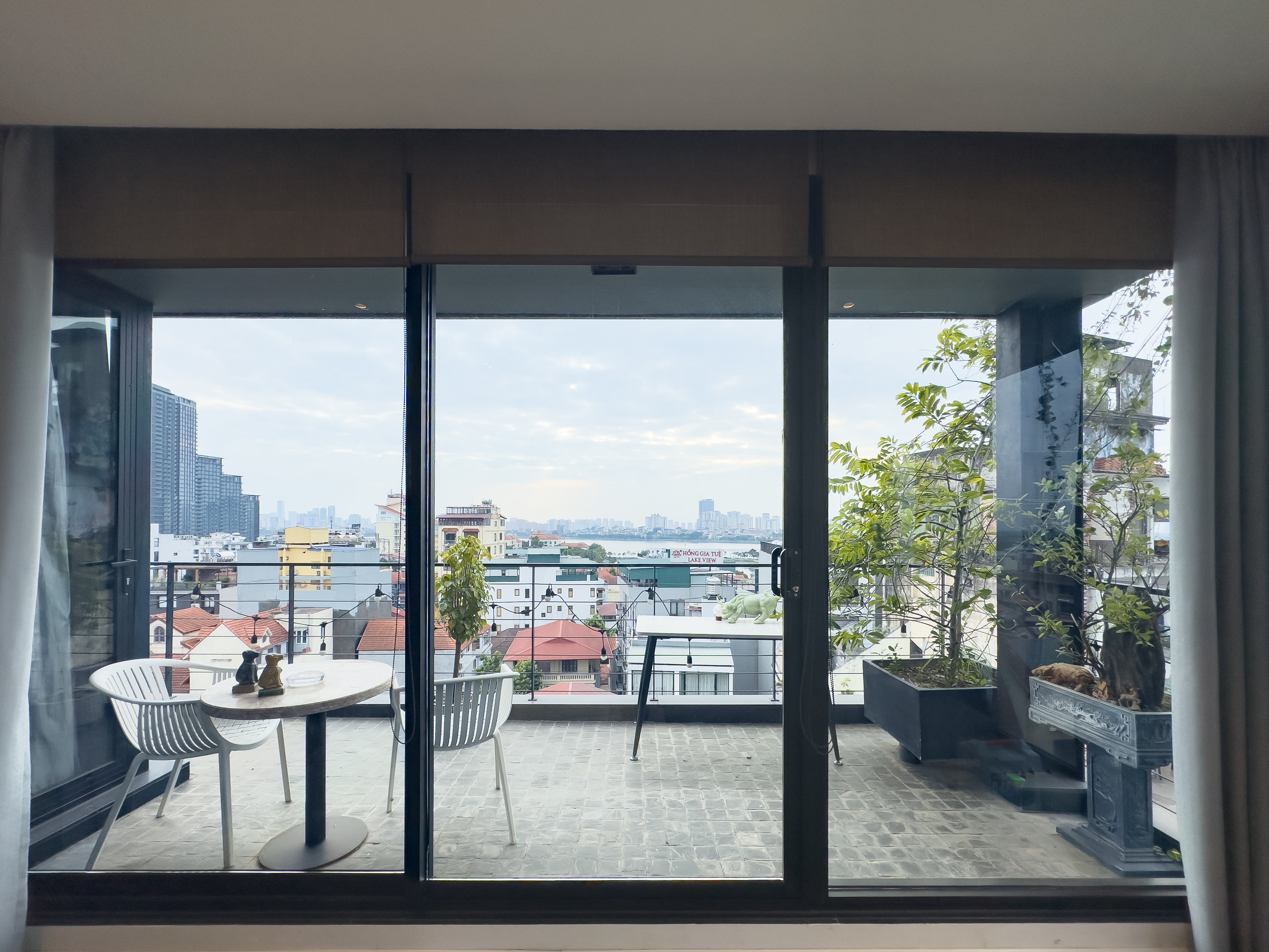 Căn Hộ 3 Phòng Ngủ 180m2 Cao Cấp Với Ban Công Rộng Và Quầy Bar Hiện Đại