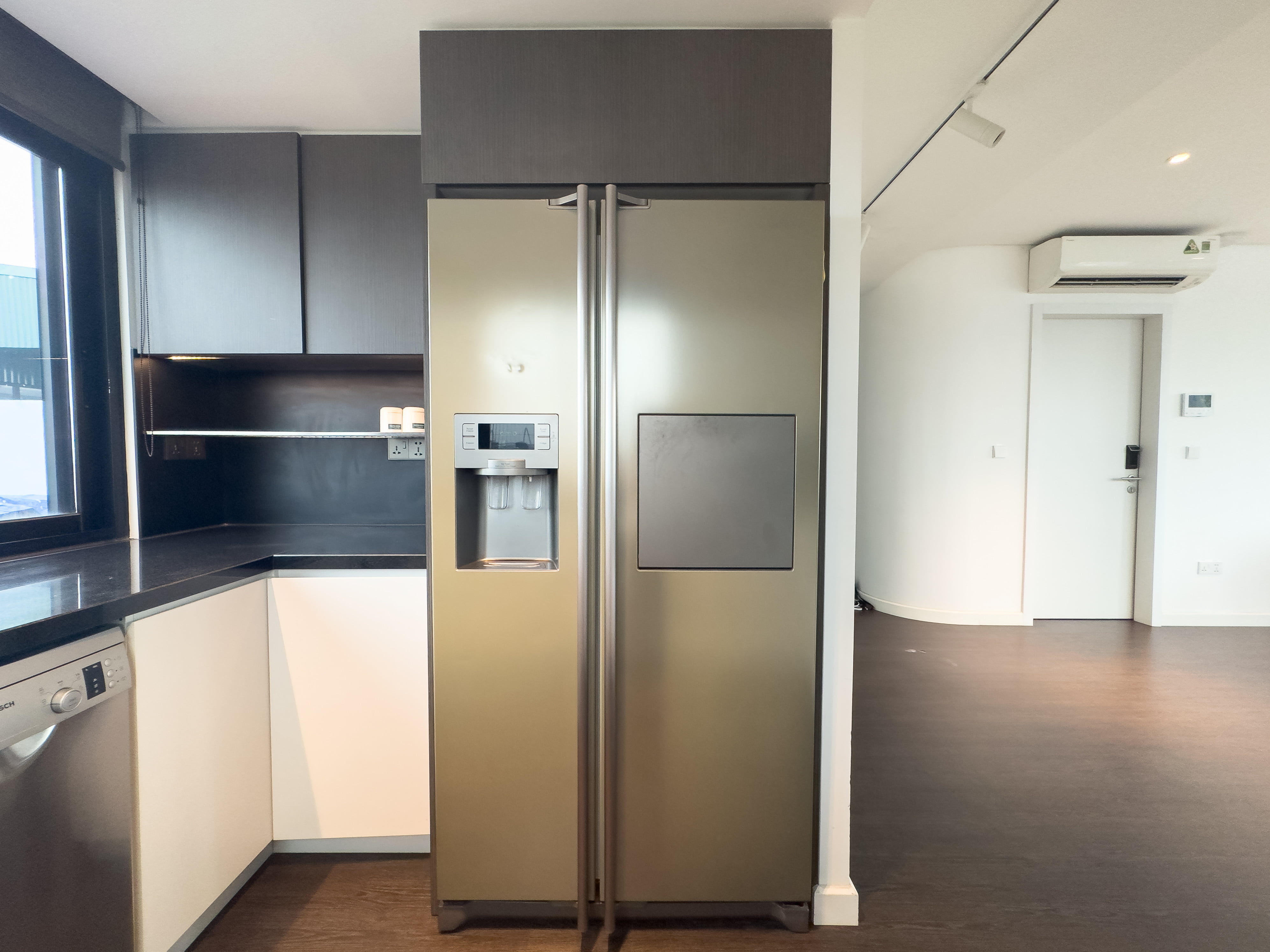 Căn Hộ 3 Phòng Ngủ 180m2 Cao Cấp Với Ban Công Rộng Và Quầy Bar Hiện Đại
