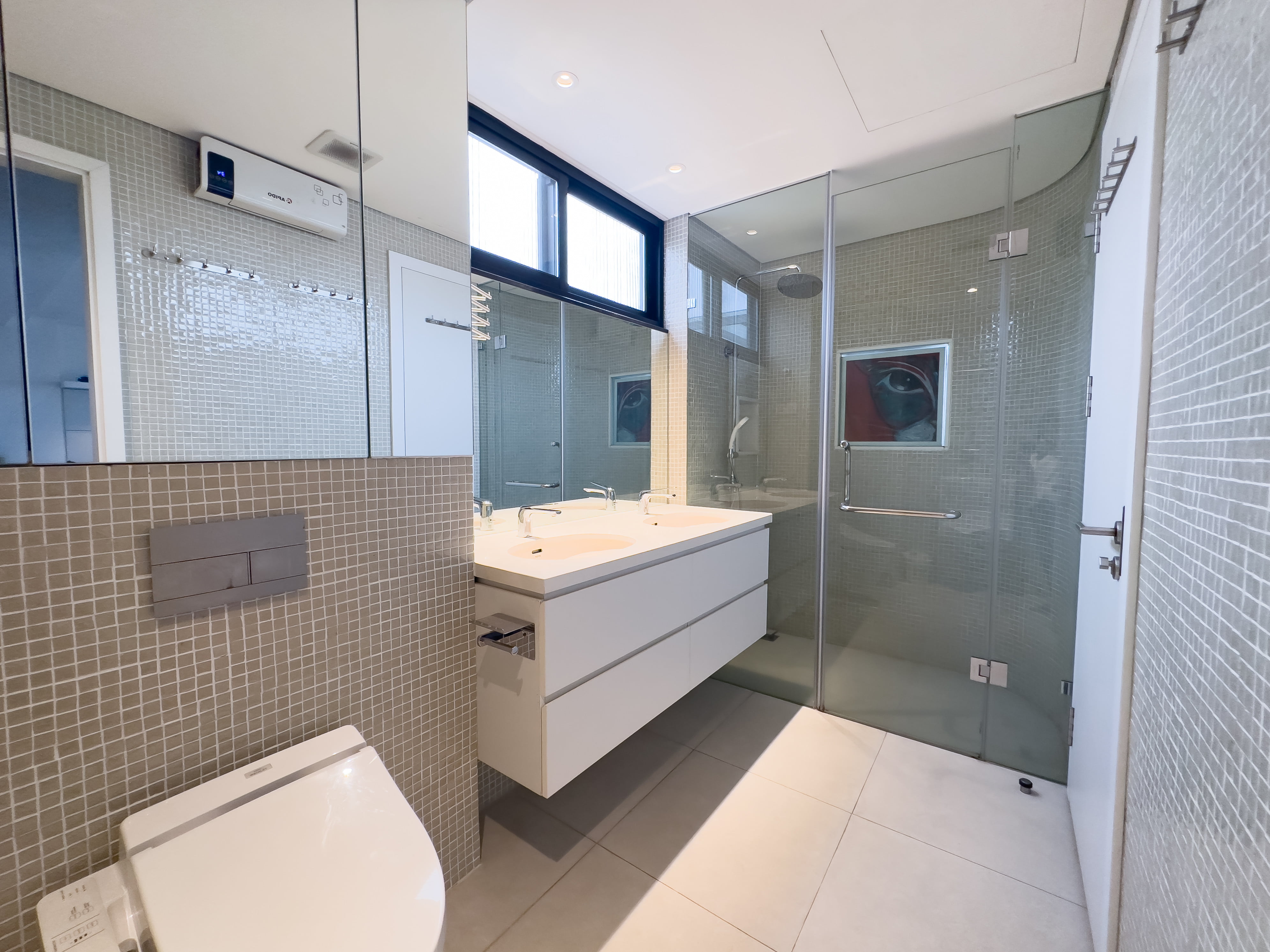 Căn Hộ 3 Phòng Ngủ 180m2 Cao Cấp Với Ban Công Rộng Và Quầy Bar Hiện Đại