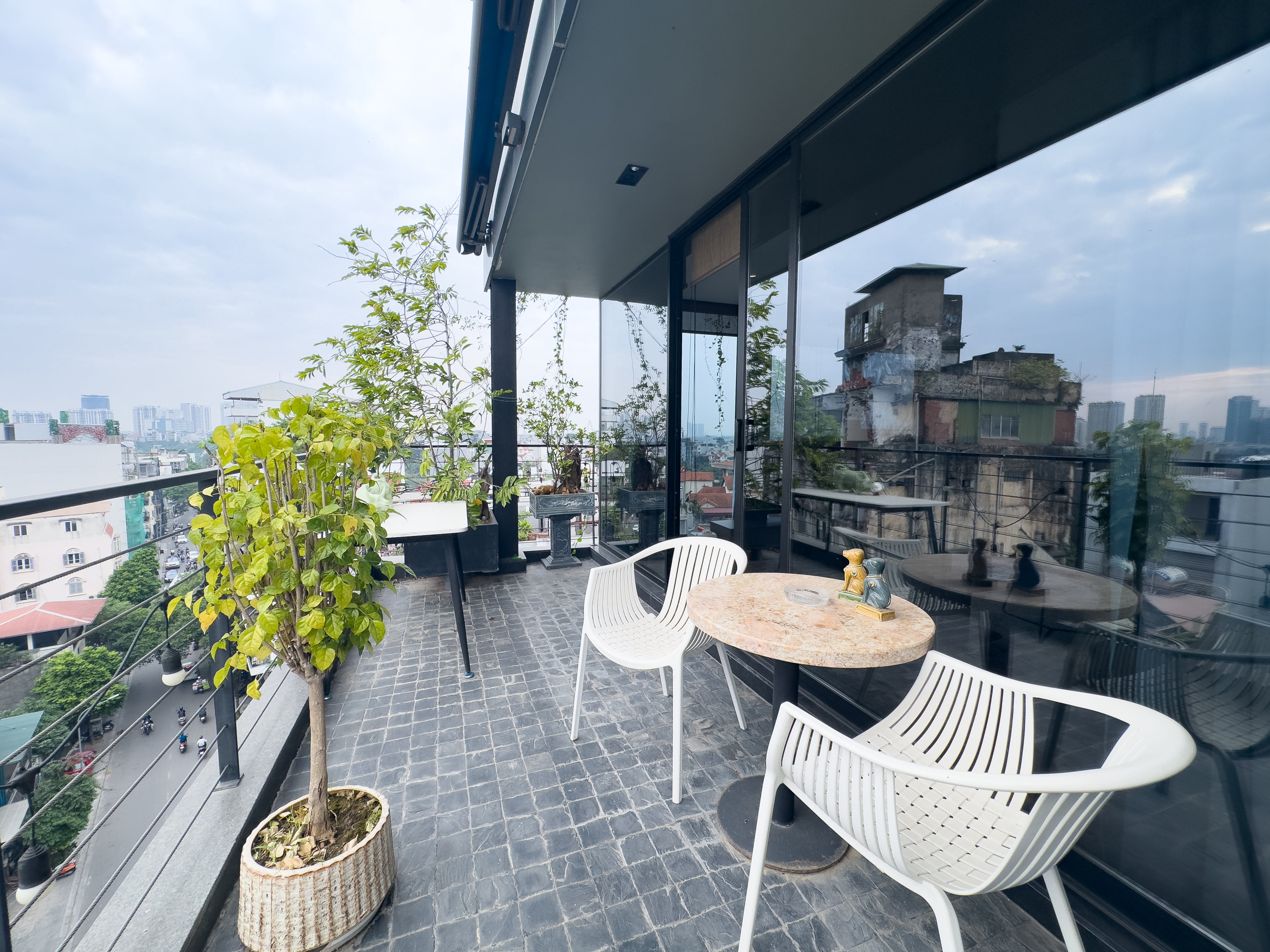 Căn Hộ 3 Phòng Ngủ 180m2 Cao Cấp Với Ban Công Rộng Và Quầy Bar Hiện Đại