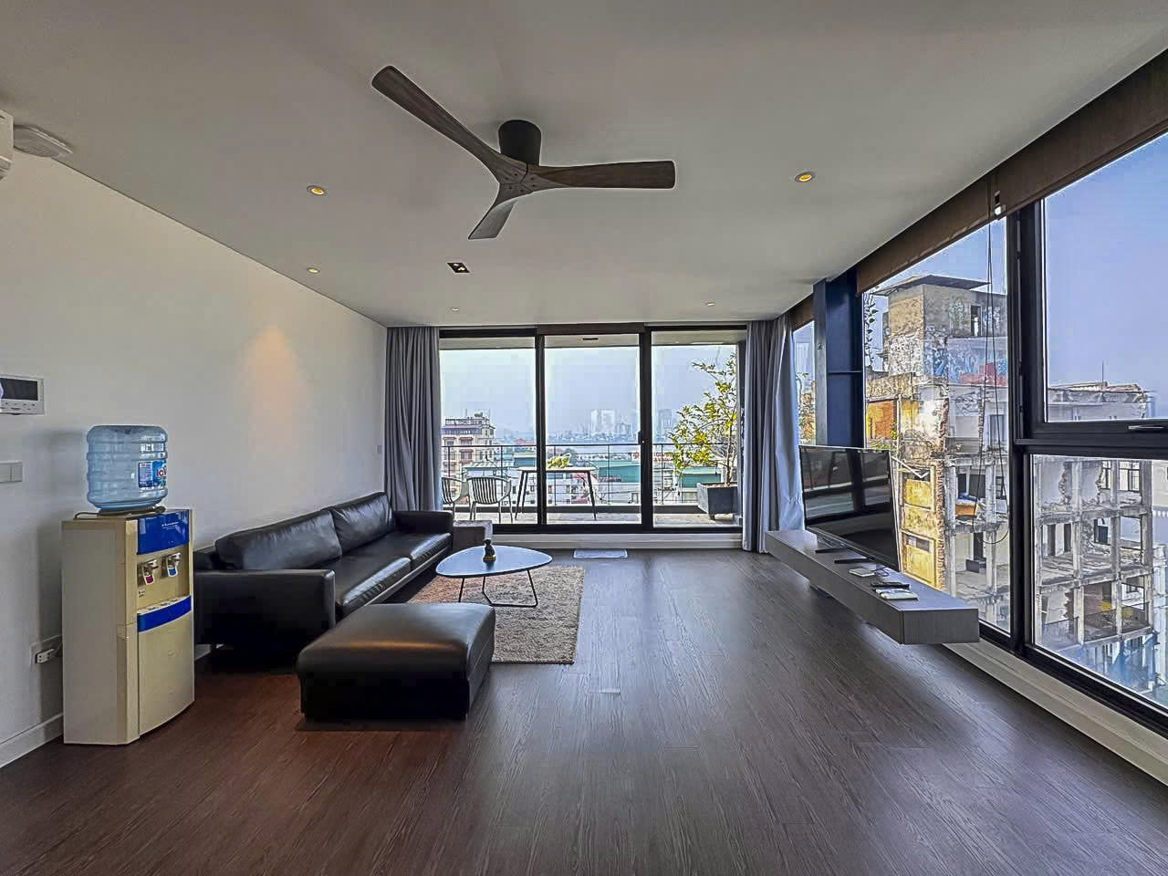 Căn Hộ 3 Phòng Ngủ 180m2 Cao Cấp Với Ban Công Rộng Và Quầy Bar Hiện Đại
