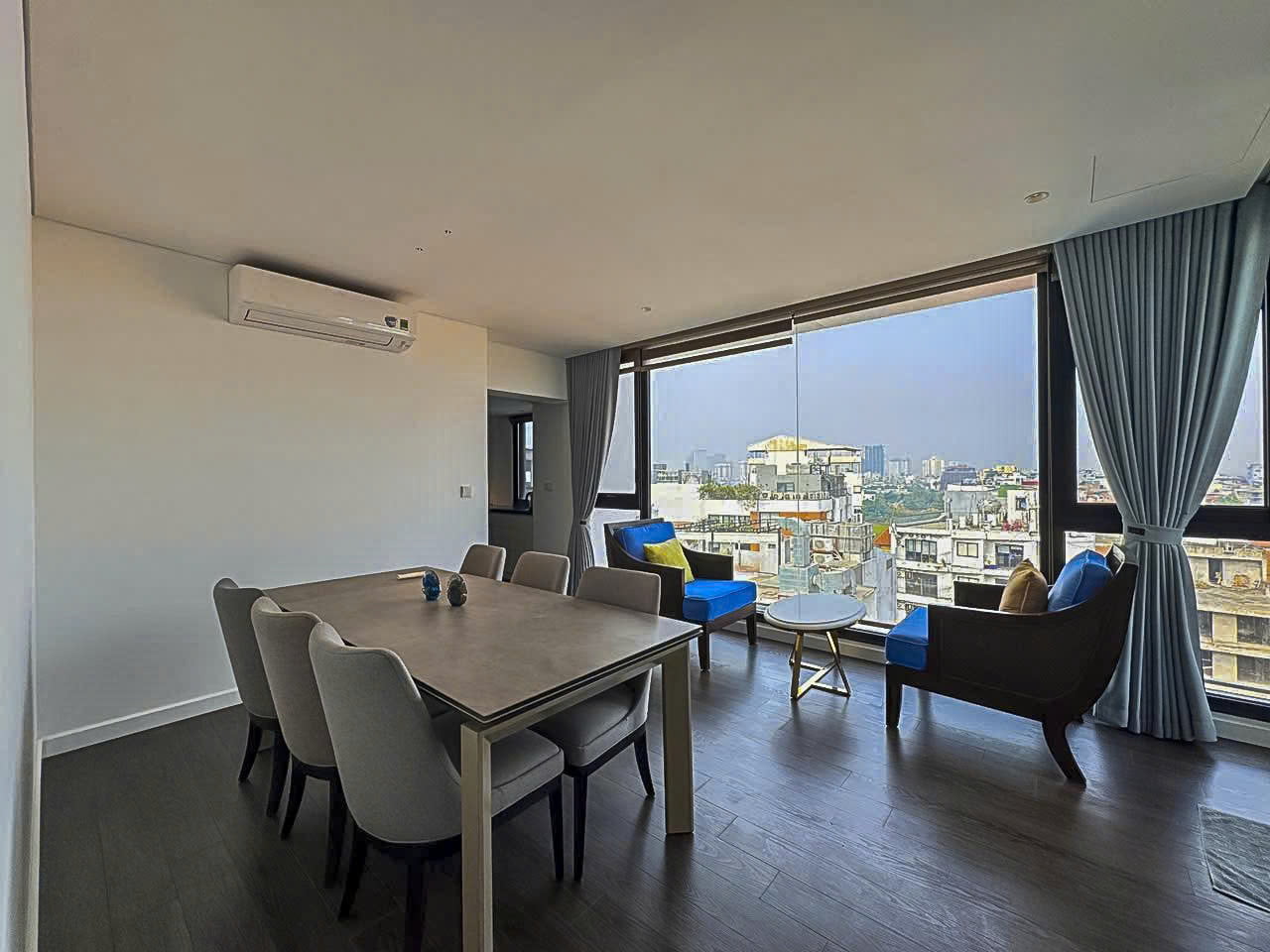 Căn Hộ 3 Phòng Ngủ 180m2 Cao Cấp Với Ban Công Rộng Và Quầy Bar Hiện Đại