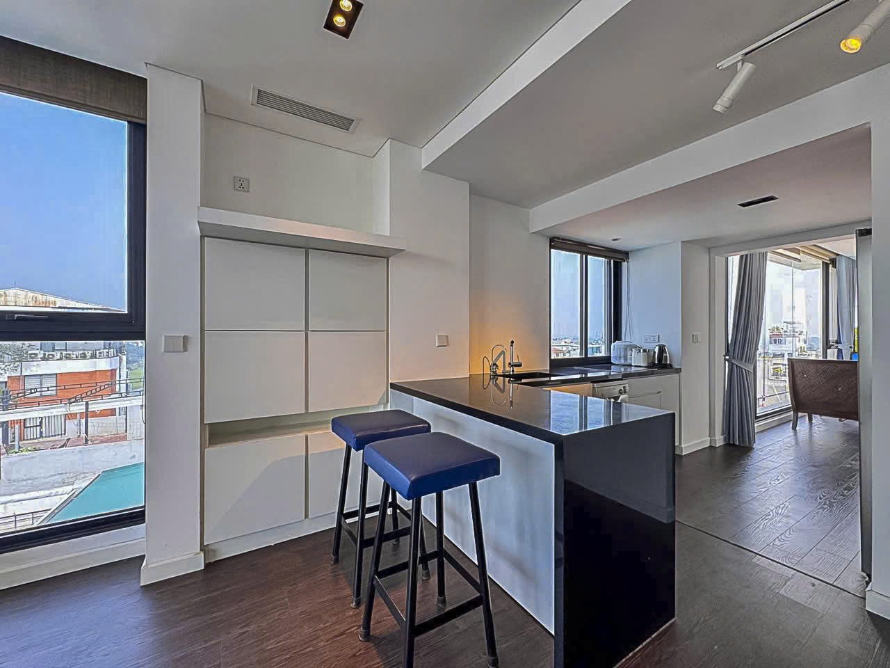 Căn Hộ 3 Phòng Ngủ 180m2 Cao Cấp Với Ban Công Rộng Và Quầy Bar Hiện Đại