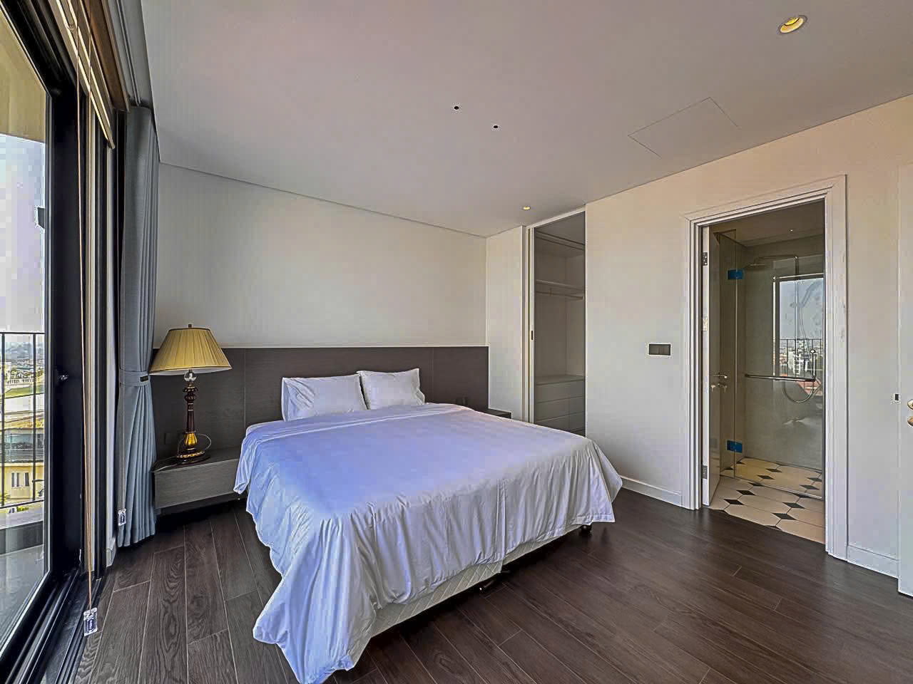 Căn Hộ 3 Phòng Ngủ 180m2 Cao Cấp Với Ban Công Rộng Và Quầy Bar Hiện Đại