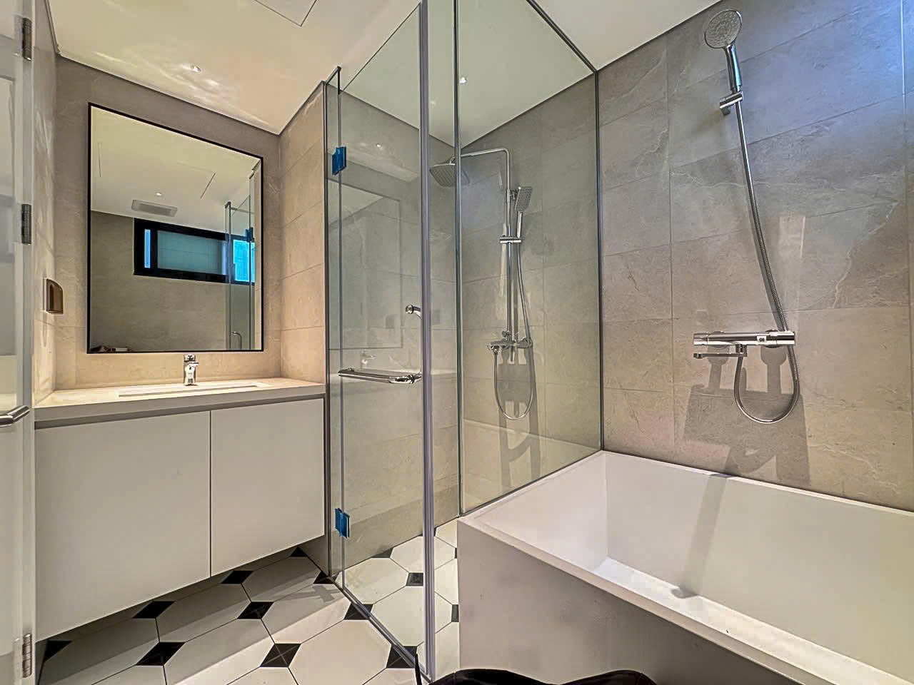 Căn Hộ 3 Phòng Ngủ 180m2 Cao Cấp Với Ban Công Rộng Và Quầy Bar Hiện Đại