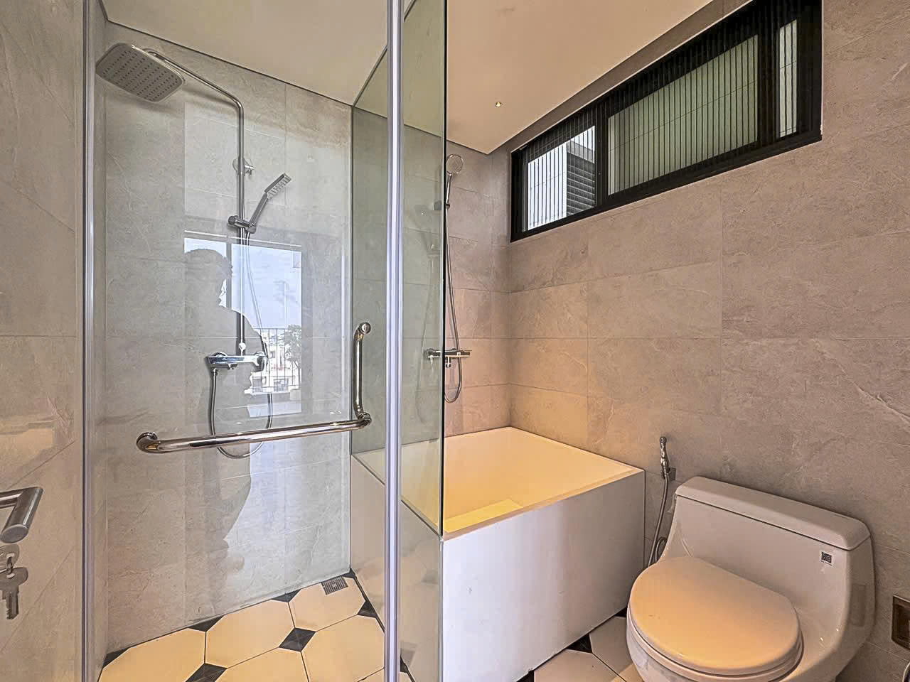Căn Hộ 3 Phòng Ngủ 180m2 Cao Cấp Với Ban Công Rộng Và Quầy Bar Hiện Đại