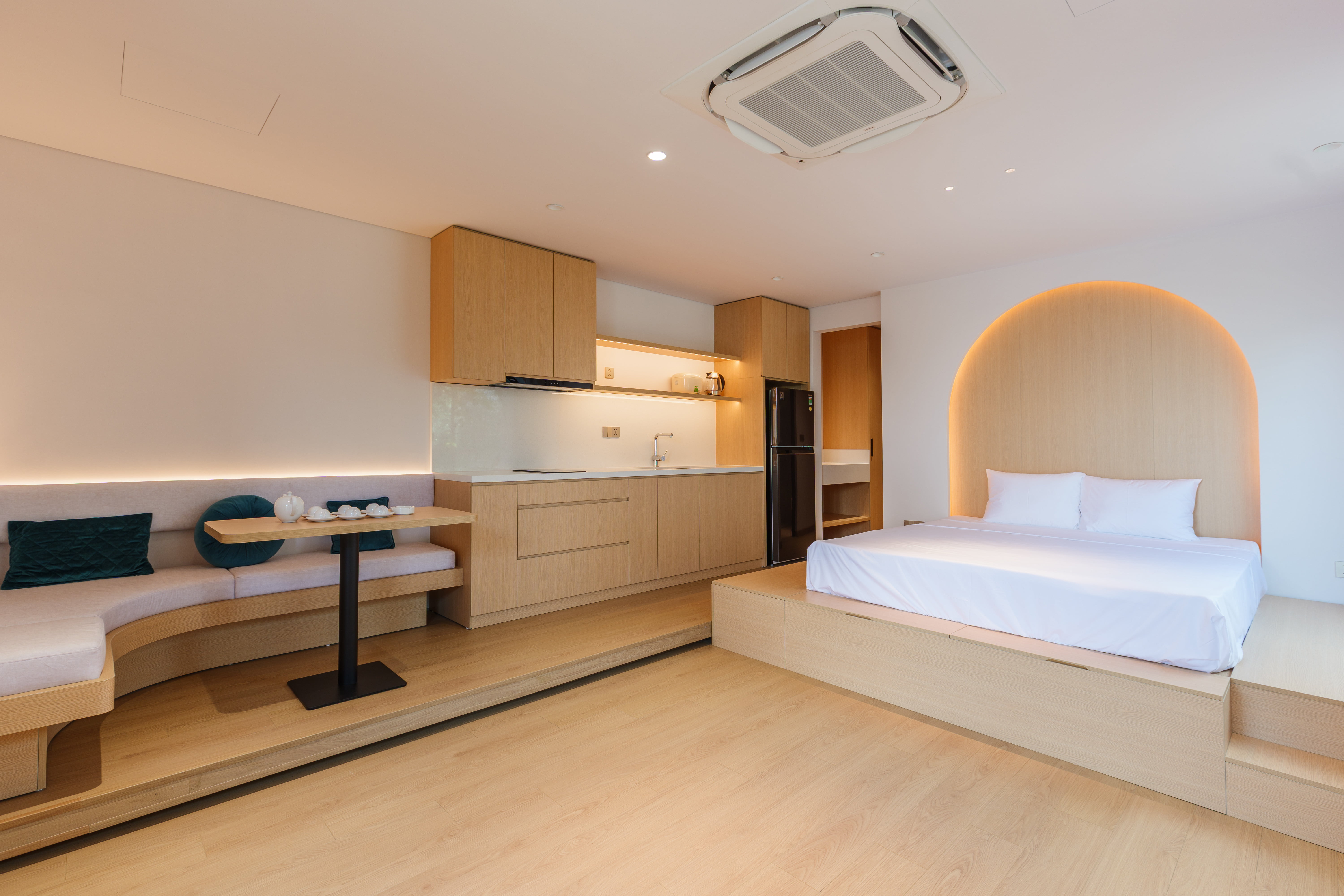 Căn Hộ 1 Phòng Ngủ View Toàn Cảnh Hồ Tây Full Nội Thất 100m2 Có Hiên Nhà