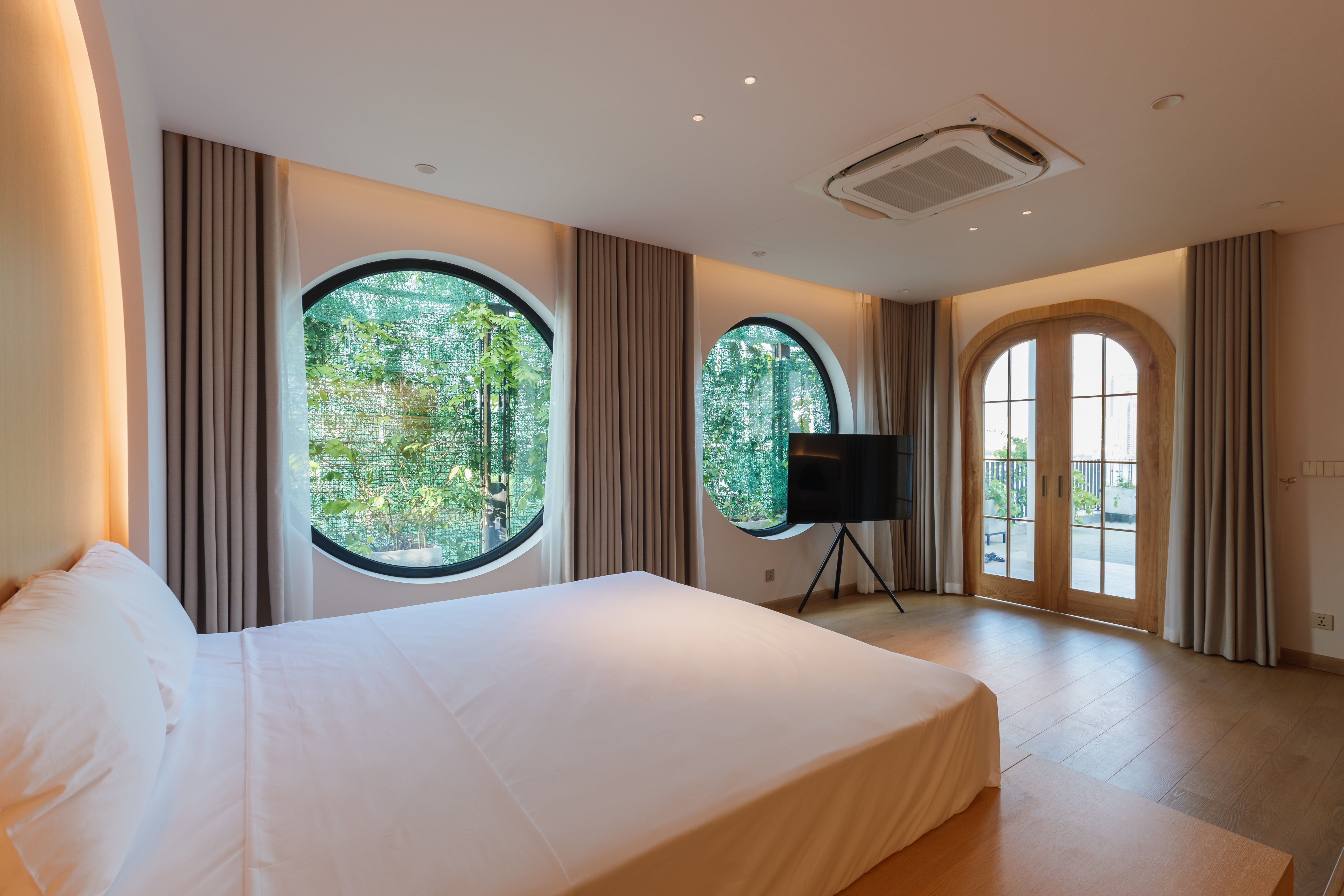Căn Hộ 1 Phòng Ngủ View Toàn Cảnh Hồ Tây Full Nội Thất 100m2 Có Hiên Nhà