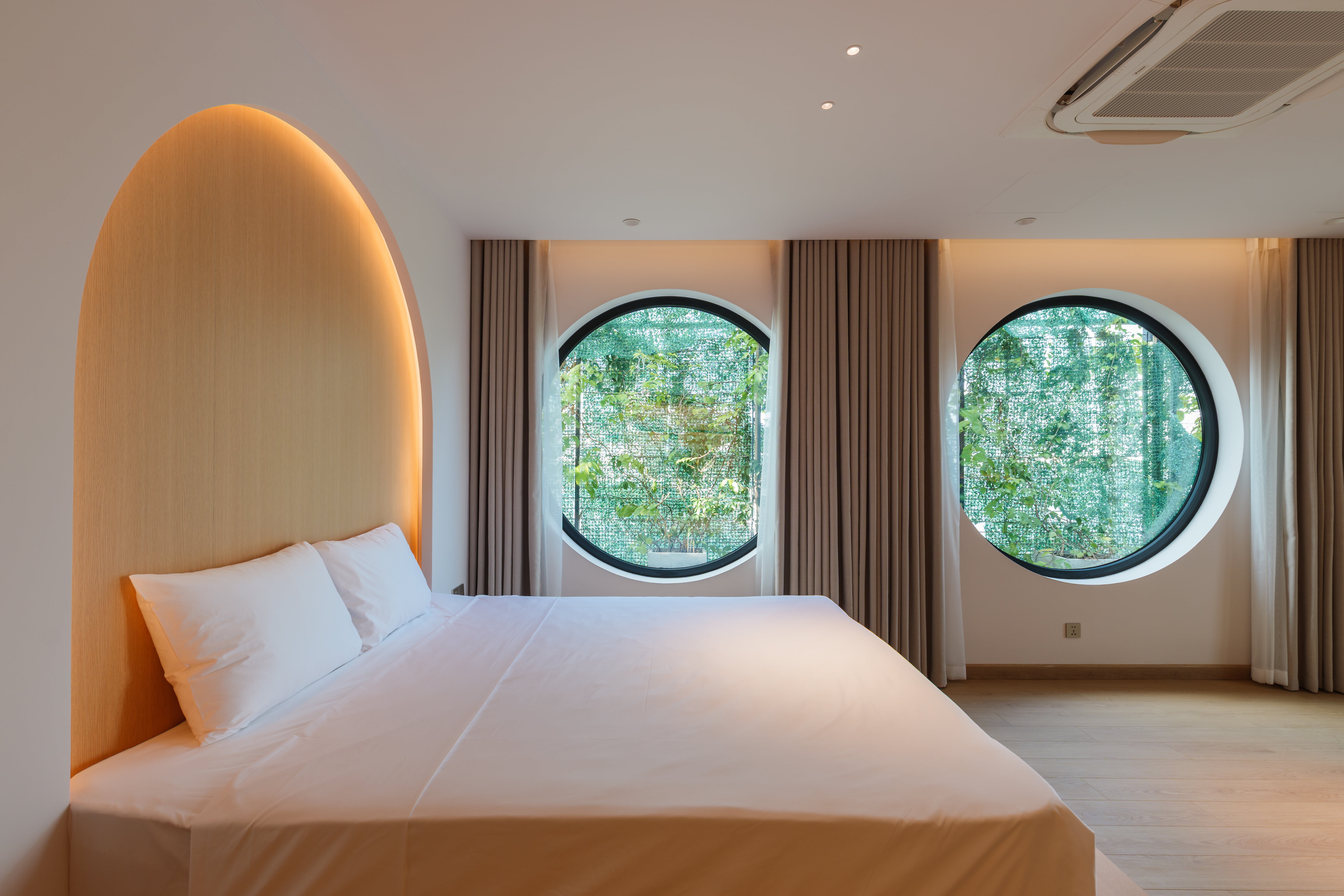 Căn Hộ 1 Phòng Ngủ View Toàn Cảnh Hồ Tây Full Nội Thất 100m2 Có Hiên Nhà
