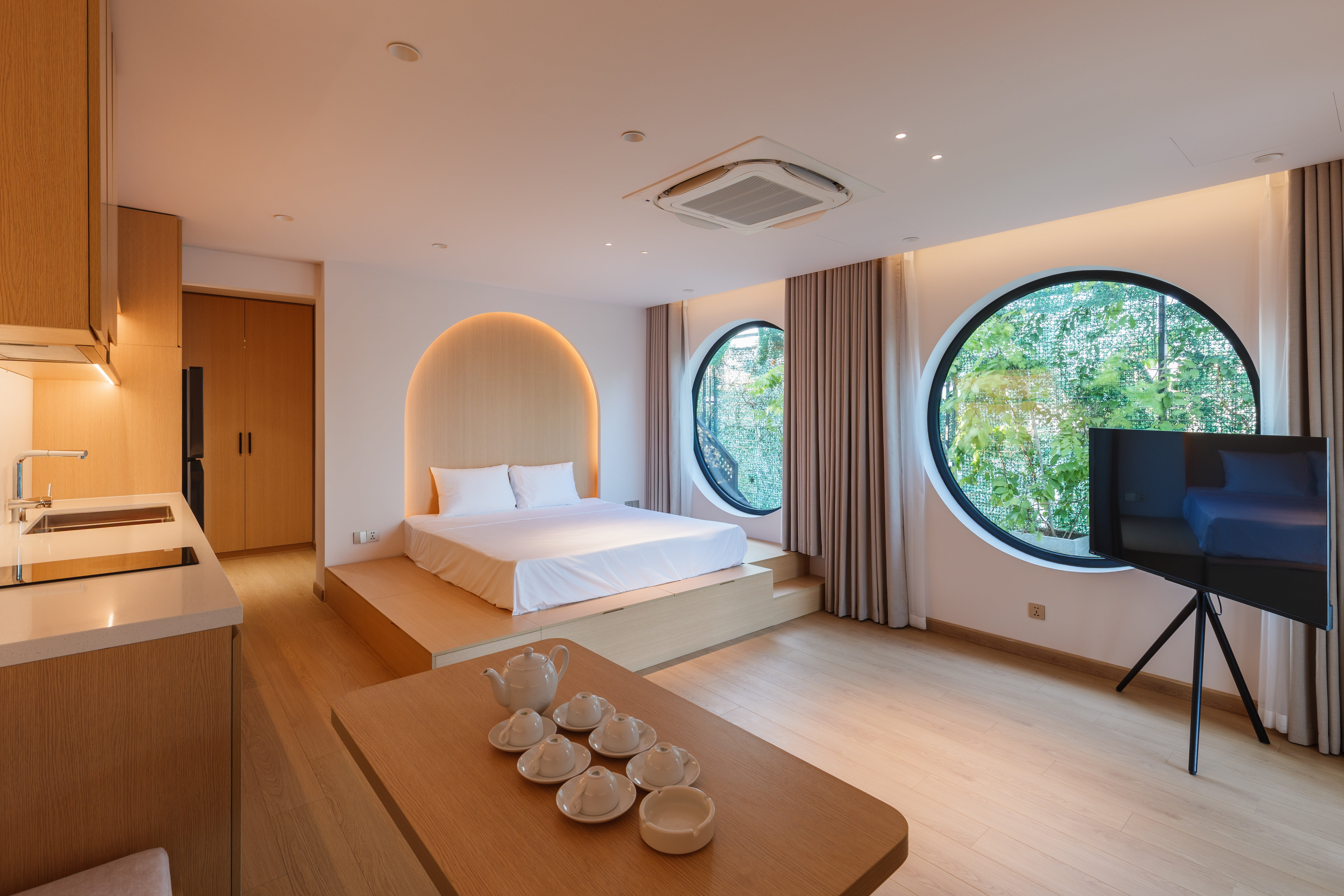 Căn Hộ 1 Phòng Ngủ View Toàn Cảnh Hồ Tây Full Nội Thất 100m2 Có Hiên Nhà