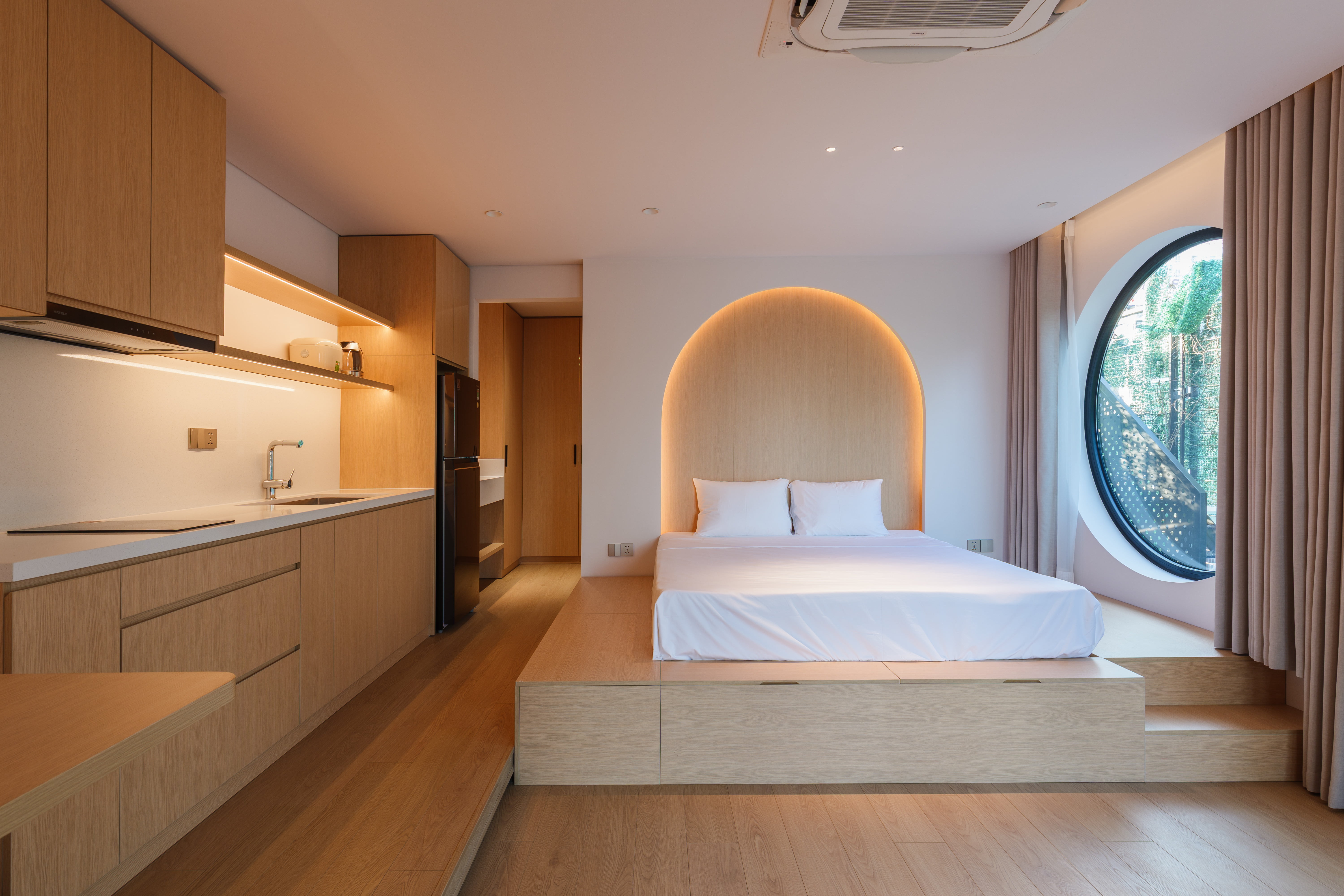 Căn Hộ 1 Phòng Ngủ View Toàn Cảnh Hồ Tây Full Nội Thất 100m2 Có Hiên Nhà