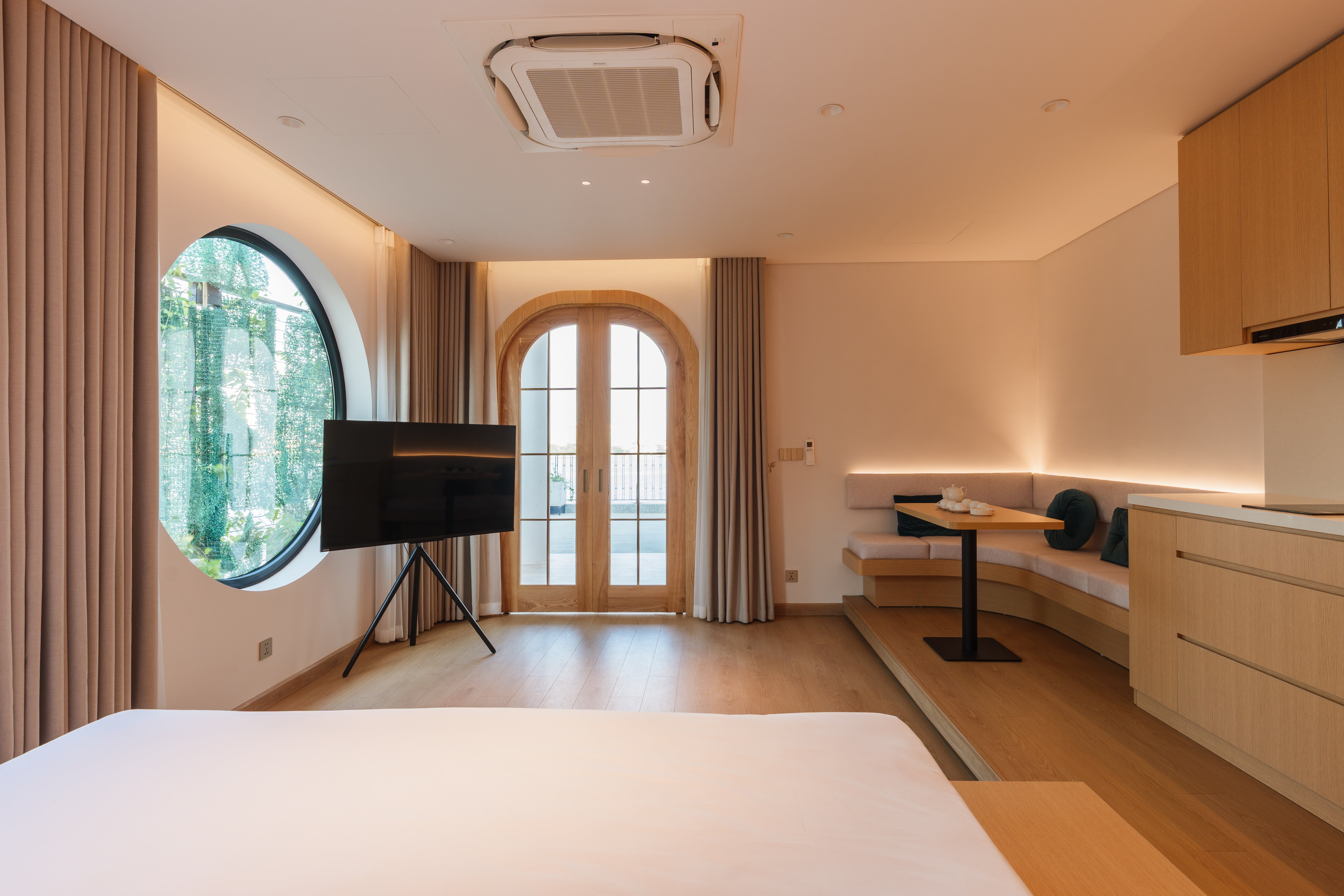 Căn Hộ 1 Phòng Ngủ View Toàn Cảnh Hồ Tây Full Nội Thất 100m2 Có Hiên Nhà