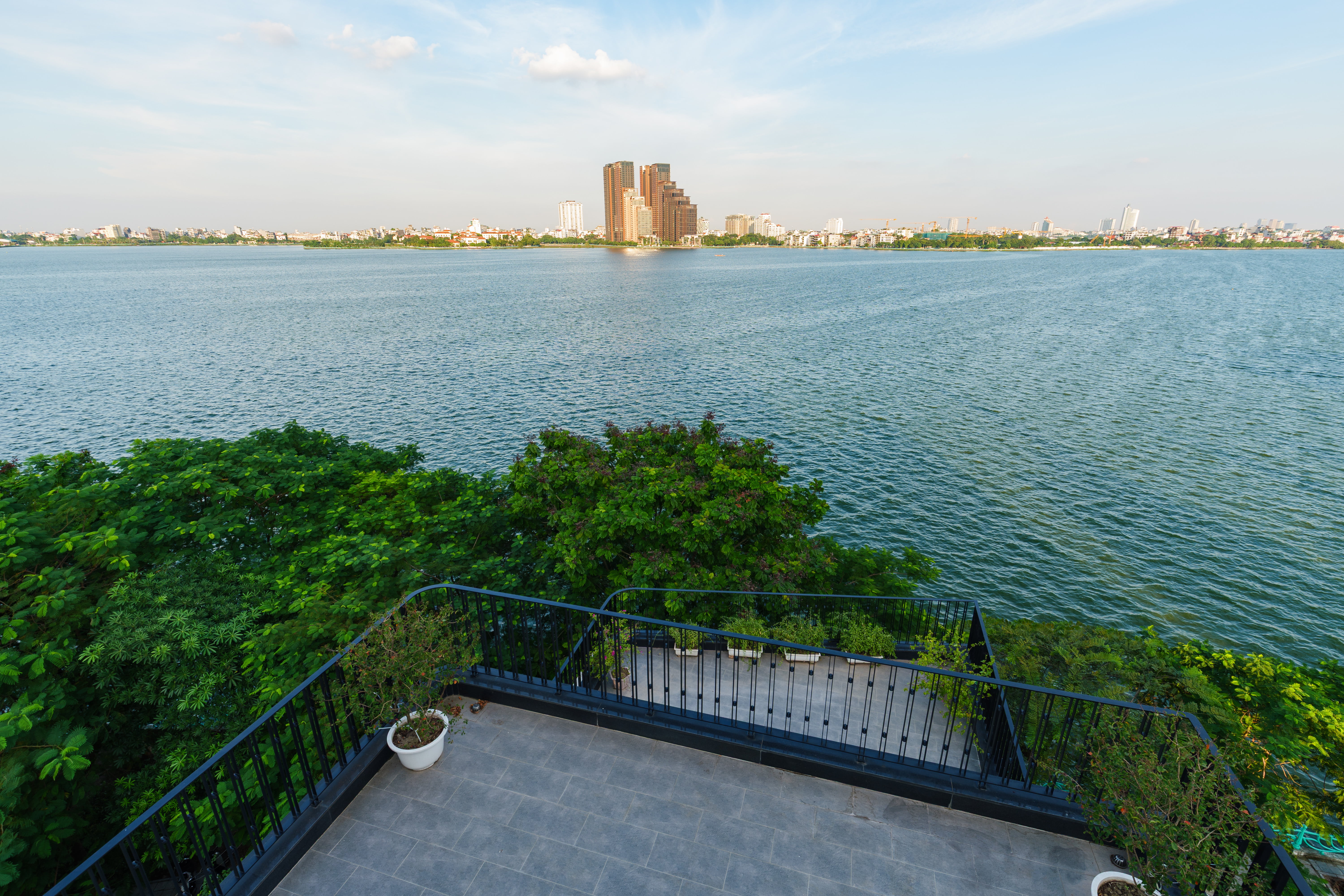 Căn Hộ 1 Phòng Ngủ View Toàn Cảnh Hồ Tây Full Nội Thất 100m2 Có Hiên Nhà