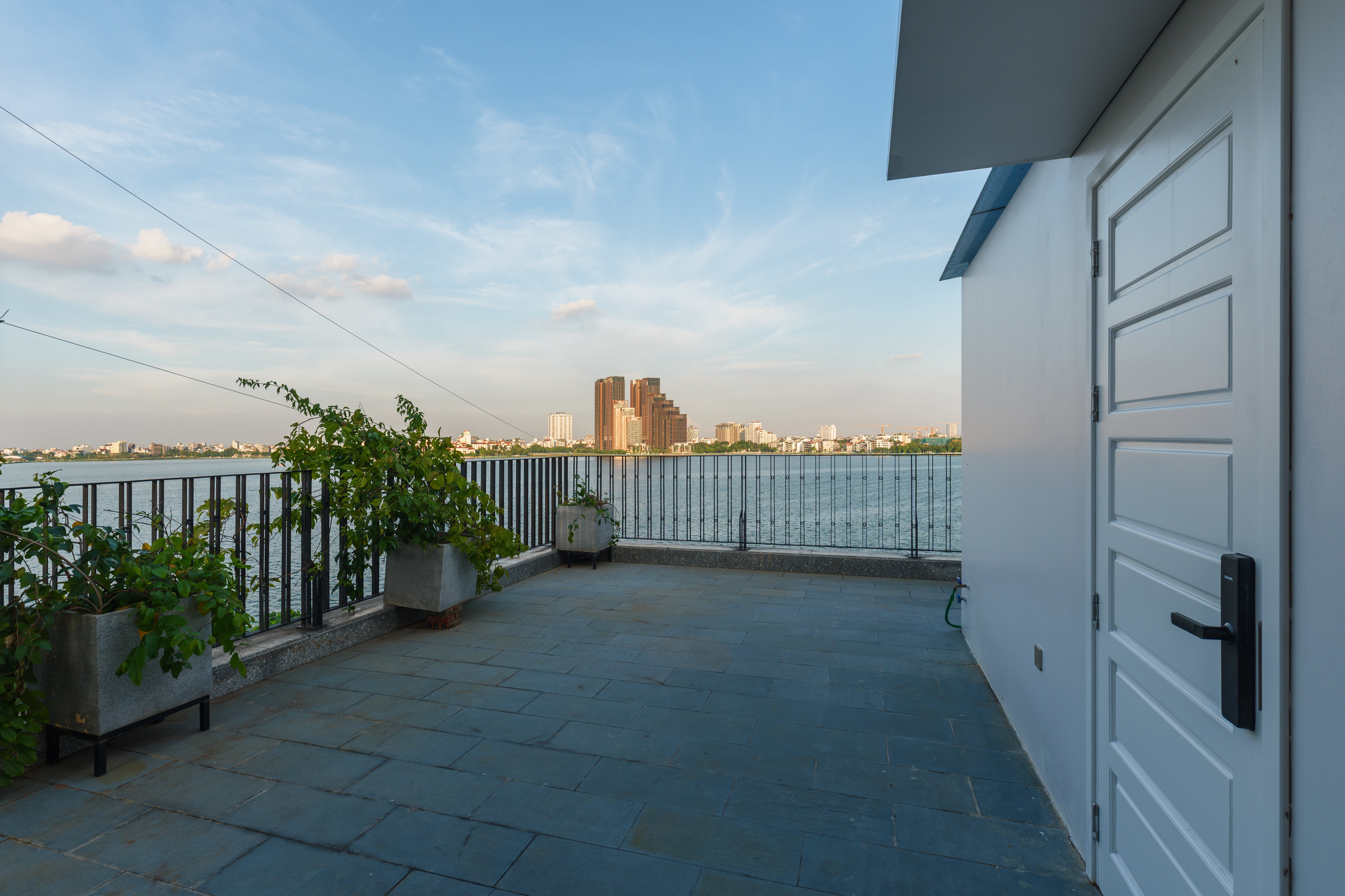 Căn Hộ 1 Phòng Ngủ View Toàn Cảnh Hồ Tây Full Nội Thất 100m2 Có Hiên Nhà