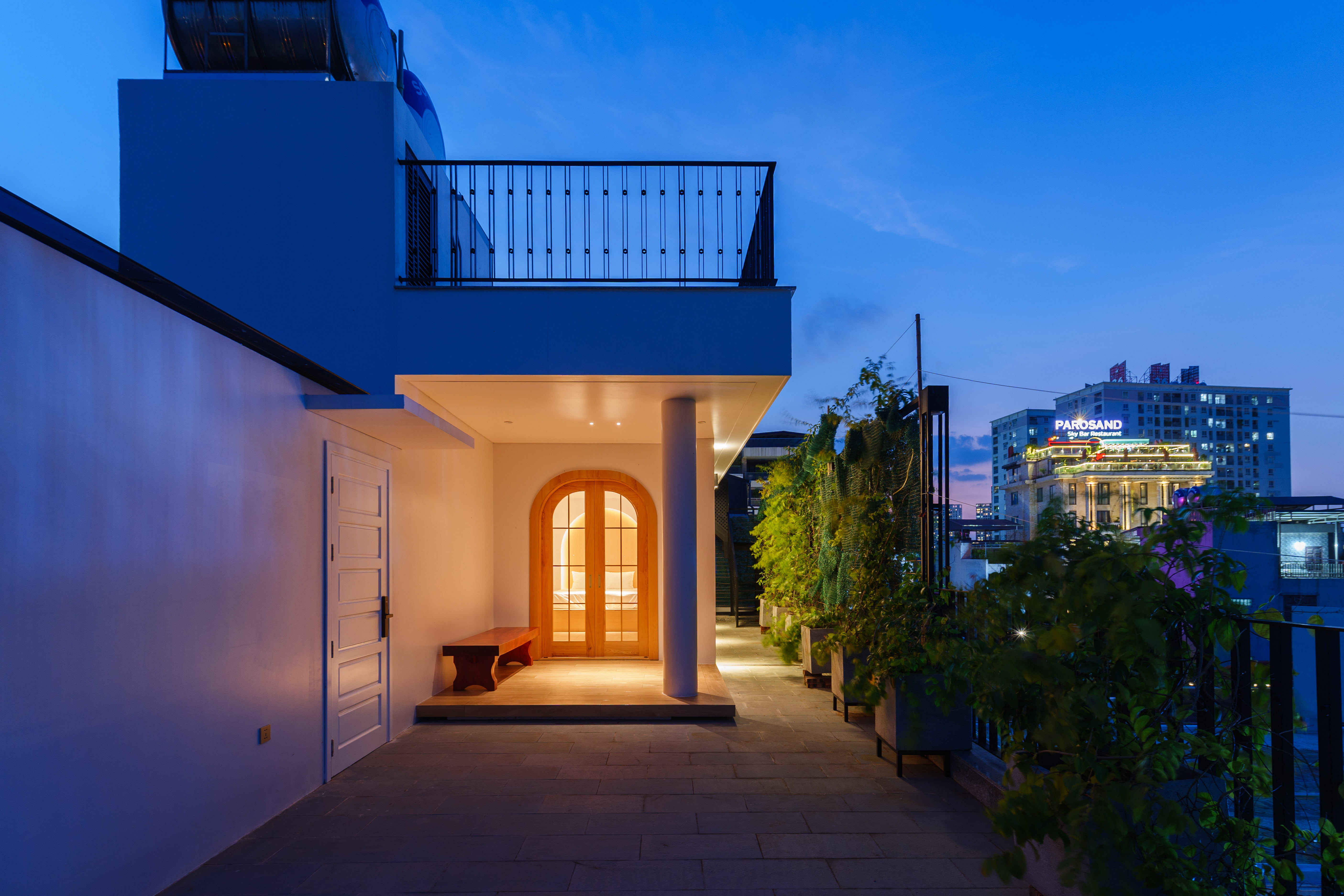 Căn Hộ 1 Phòng Ngủ View Toàn Cảnh Hồ Tây Full Nội Thất 100m2 Có Hiên Nhà