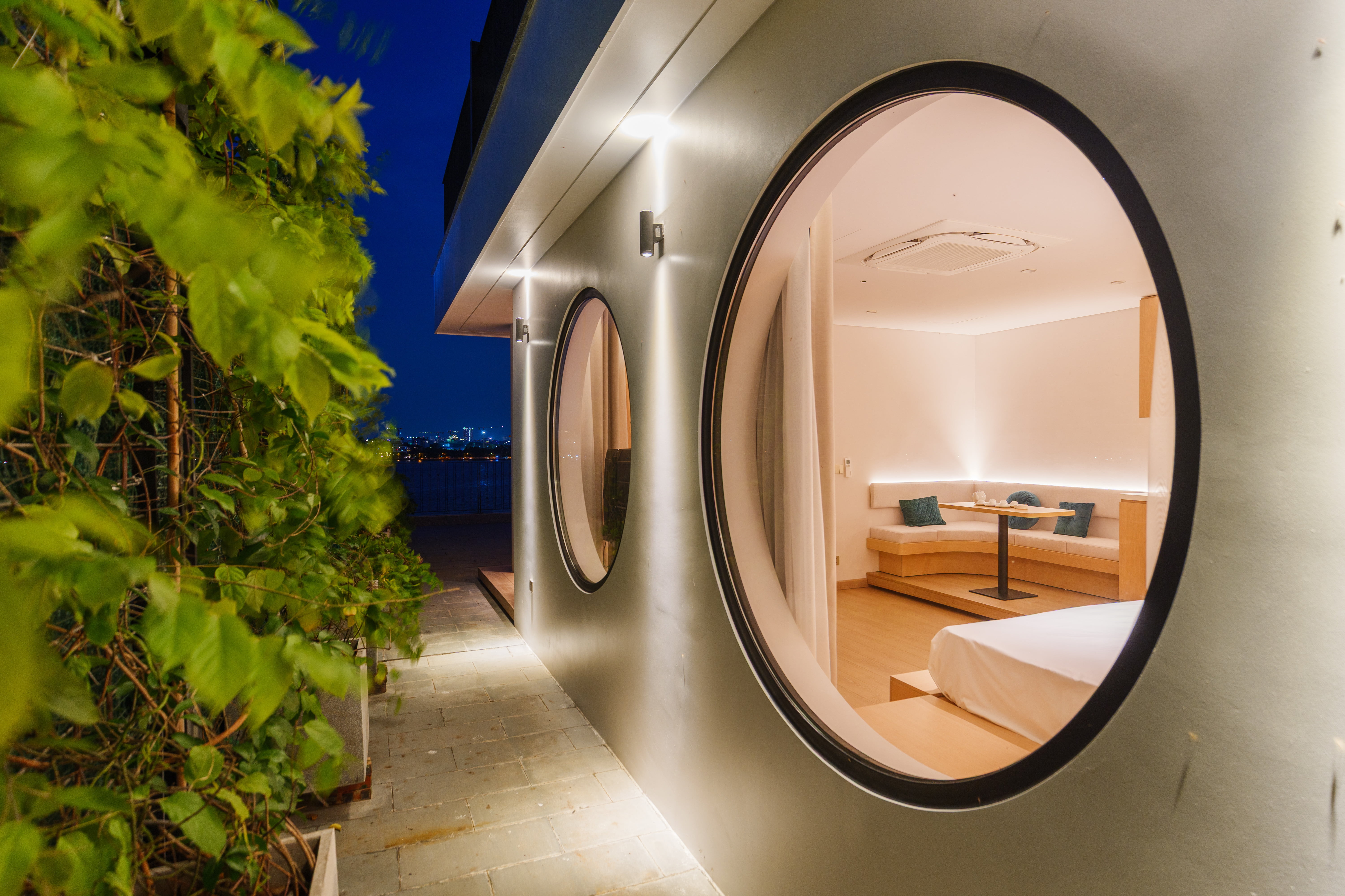 Căn Hộ 1 Phòng Ngủ View Toàn Cảnh Hồ Tây Full Nội Thất 100m2 Có Hiên Nhà
