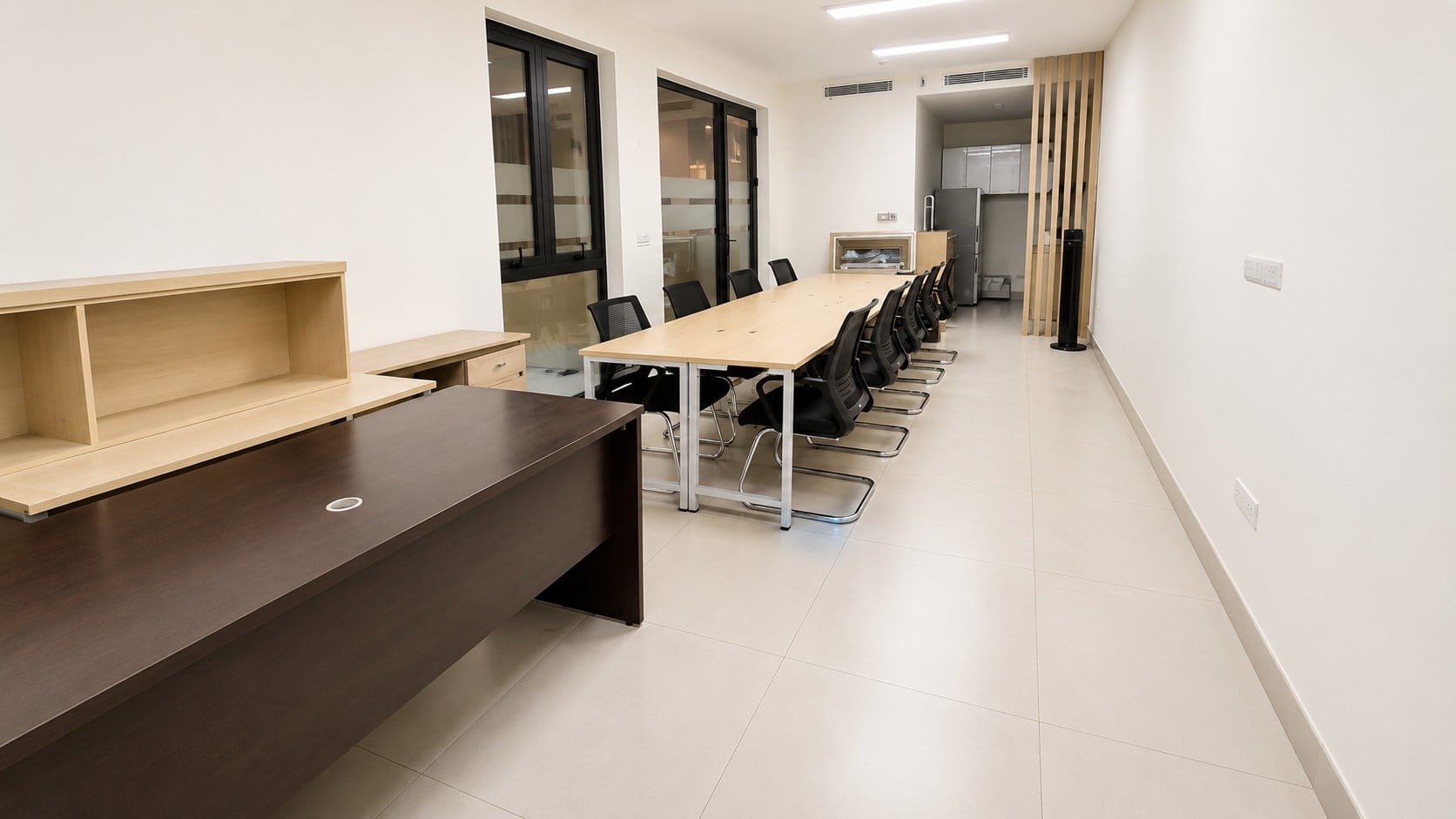 Văn Phòng 45m2 Setup Sẵn Bàn Ghế Và Phòng Họp Cho Thuê ở Kim Mã
