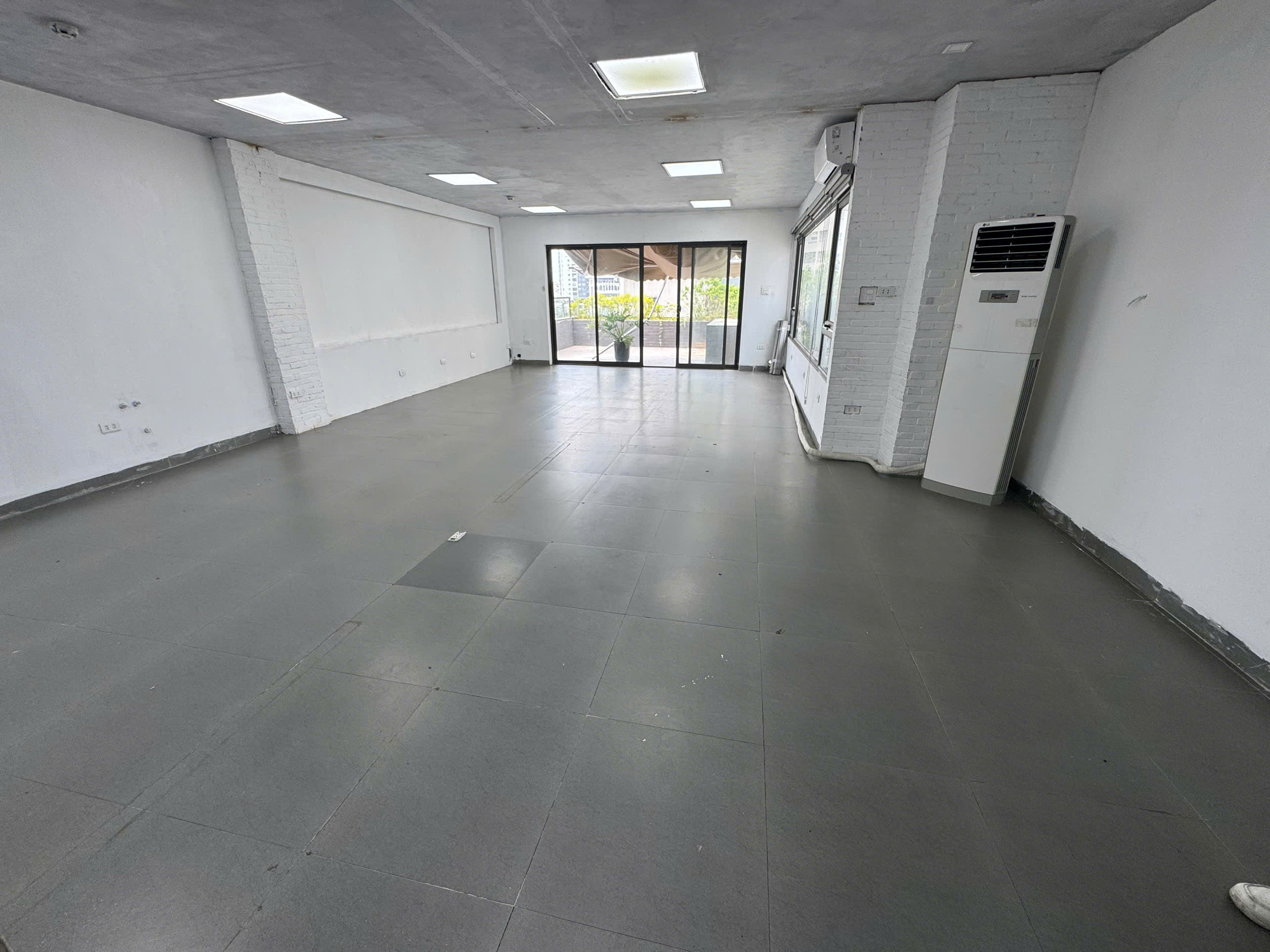 Cho thuê văn phòng 70m2 rộng có ban công thoáng ở Vũ Trọng Phụng