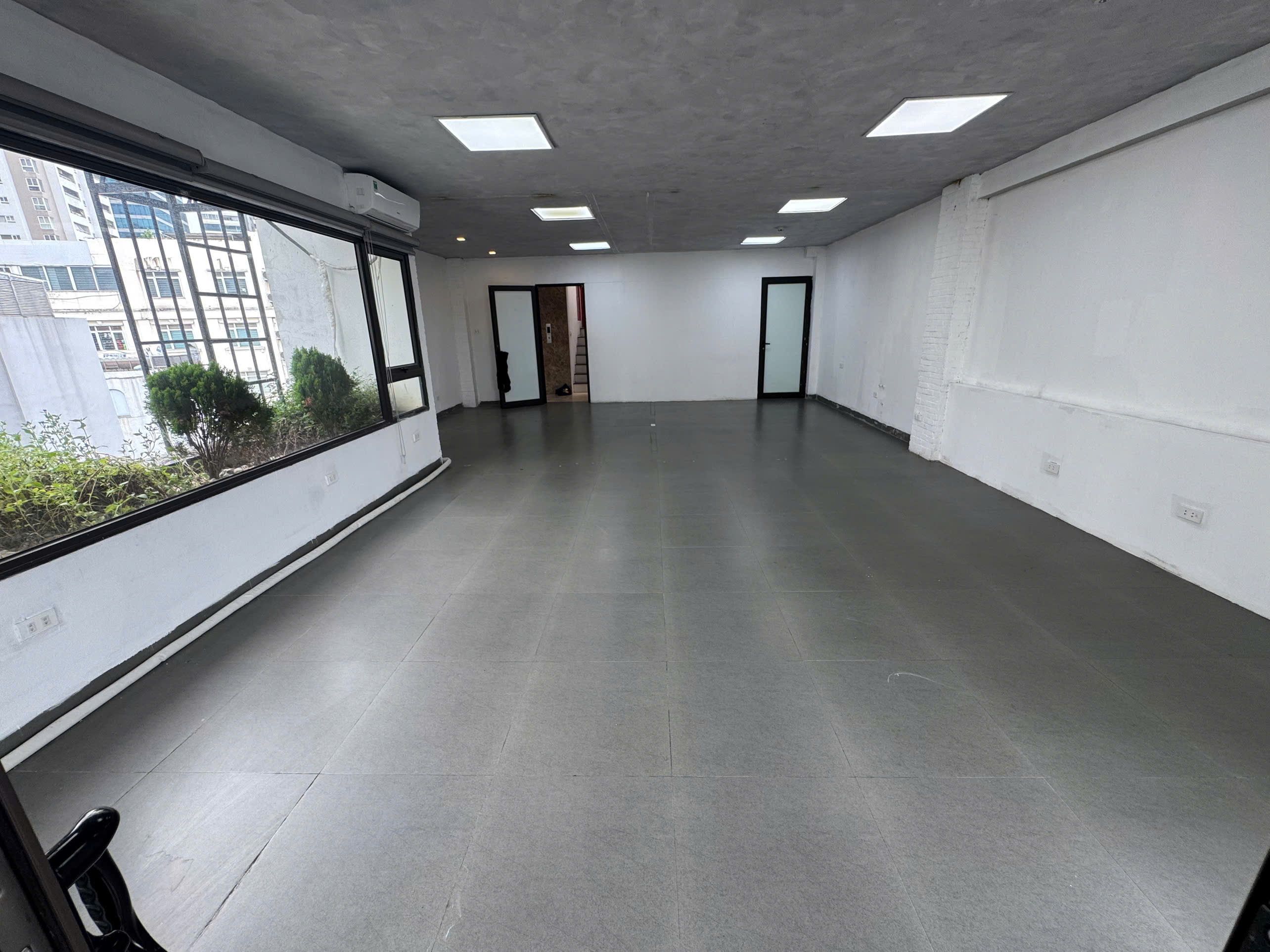 Cho thuê văn phòng 70m2 rộng có ban công thoáng ở Vũ Trọng Phụng
