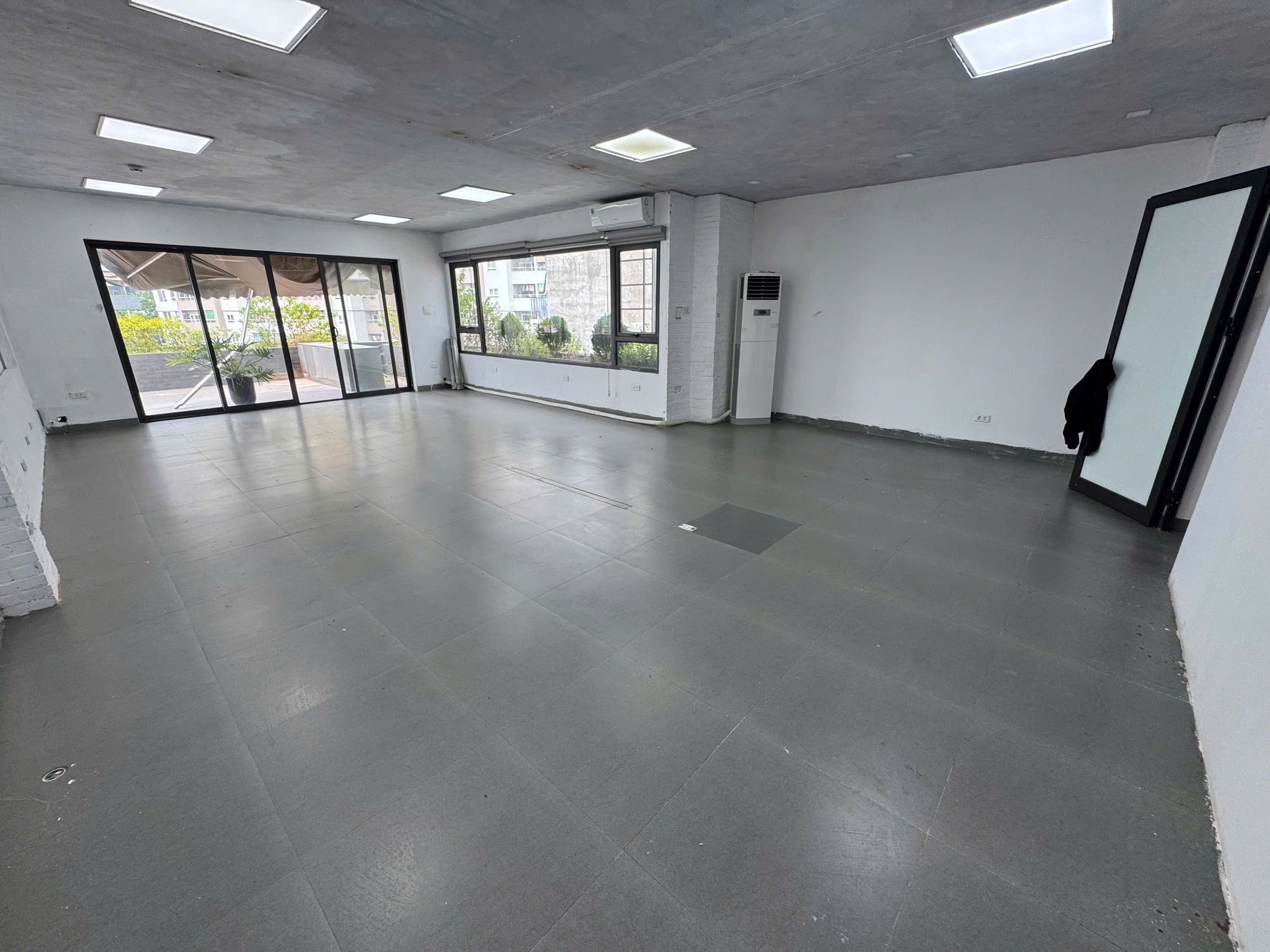 Cho thuê văn phòng 70m2 rộng có ban công thoáng ở Vũ Trọng Phụng