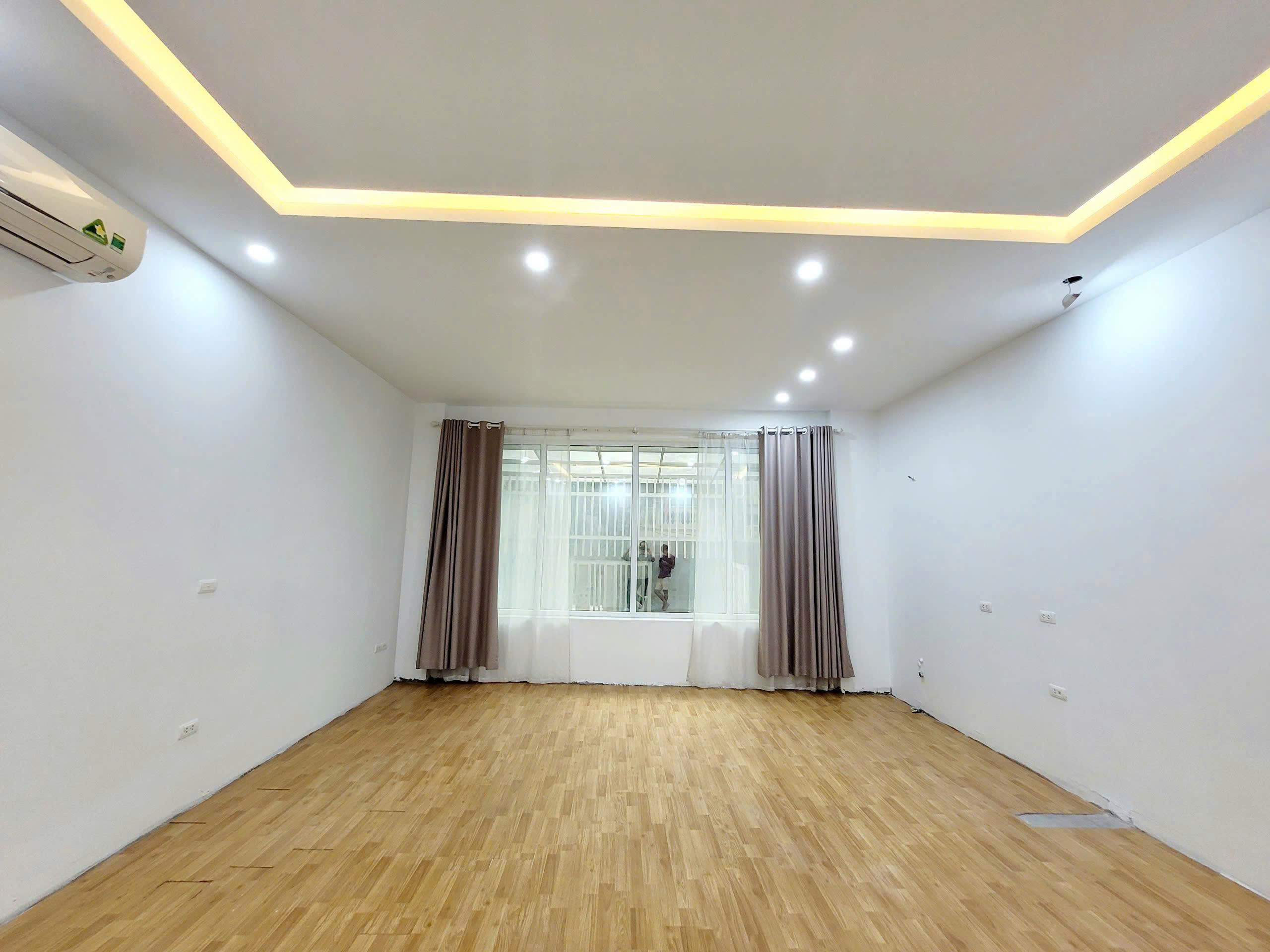 Cho thuê mặt bằng kinh doanh, sàn văn phòng mới trong tòa nhà tại 80 Trung Kính
