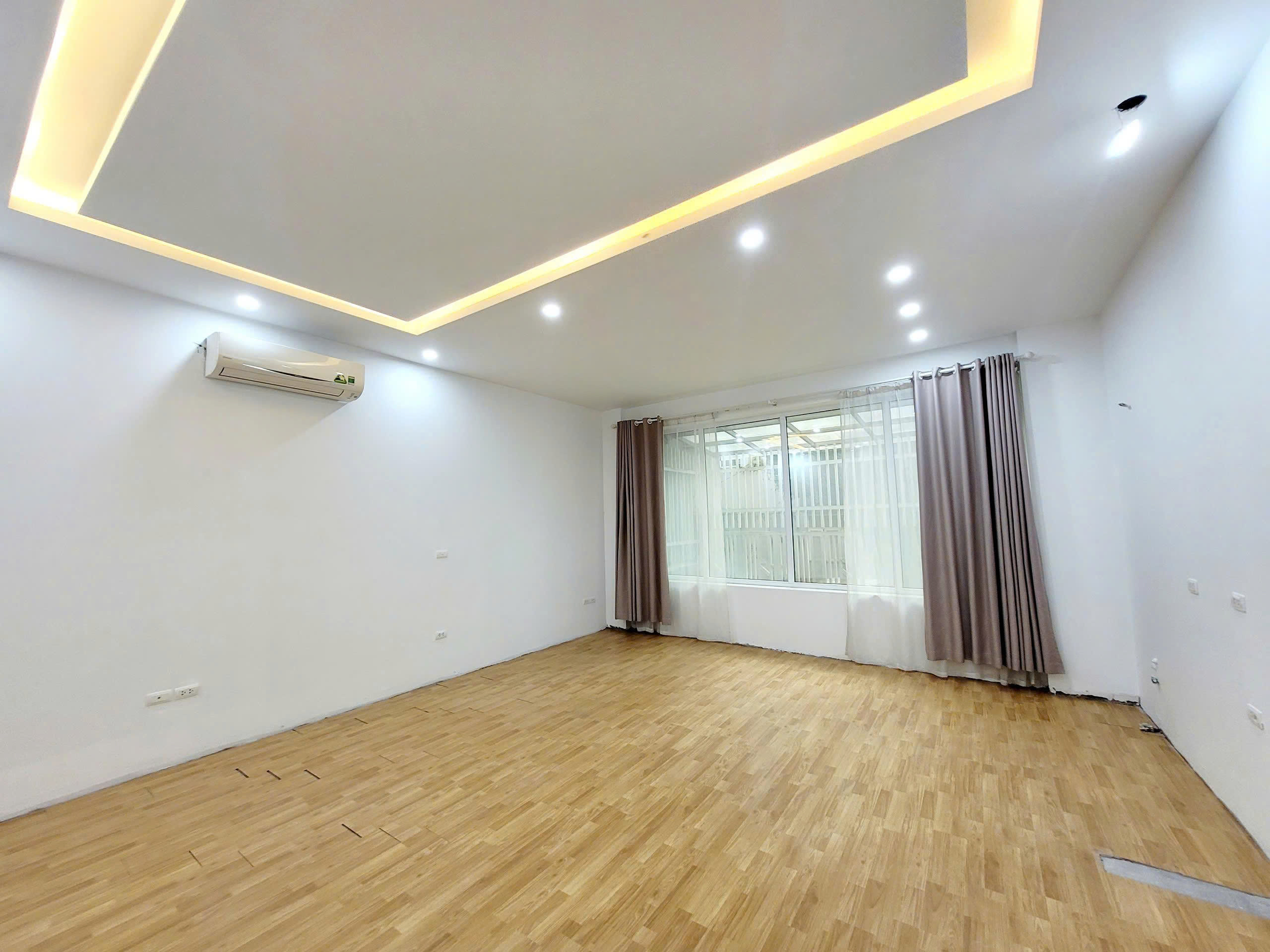 Cho thuê mặt bằng kinh doanh, sàn văn phòng mới trong tòa nhà tại 80 Trung Kính